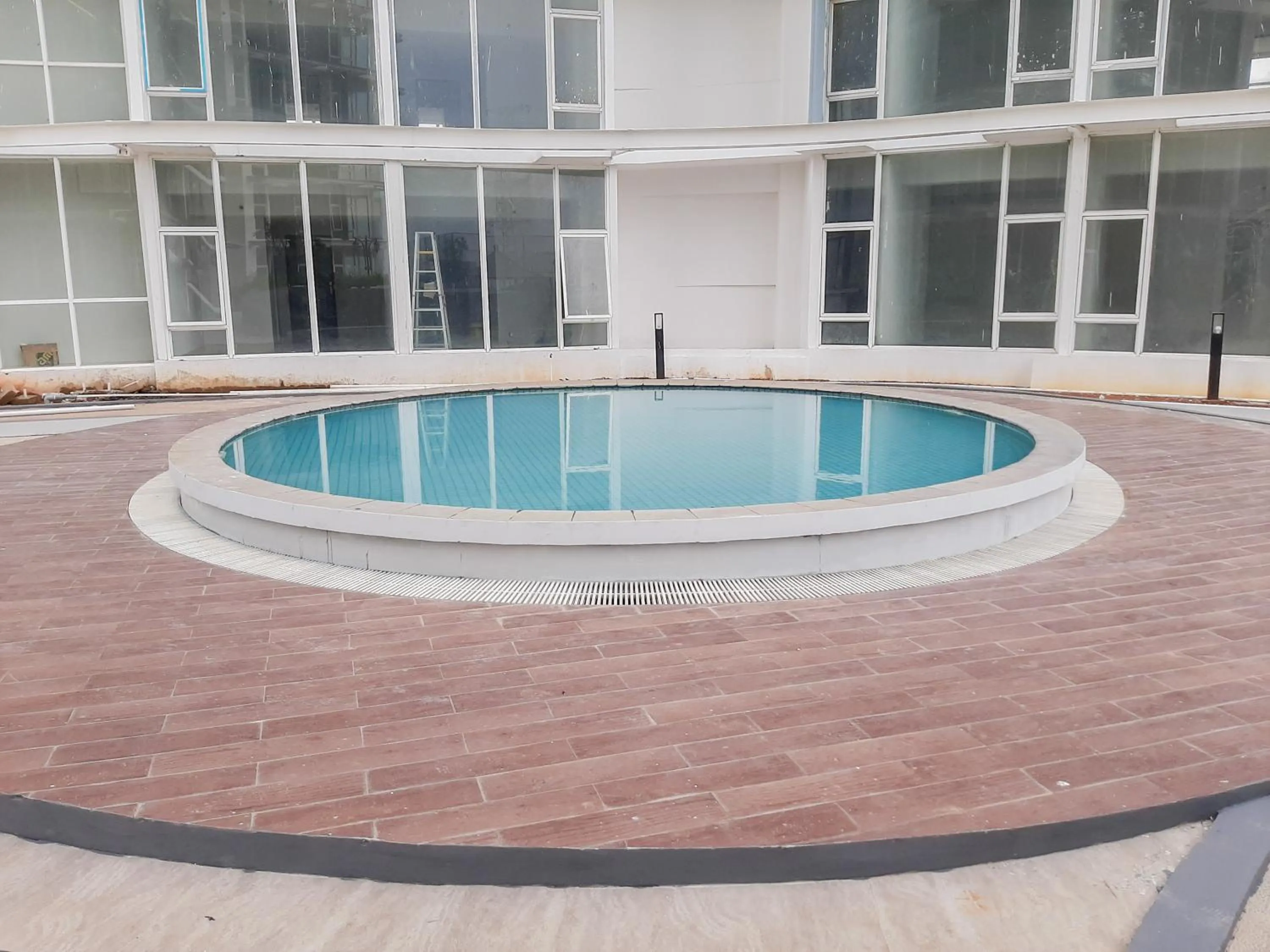 Swimming pool in Fully Furnished Studio with Comfort Design Majestic Point Serpong Apartment By Travelio