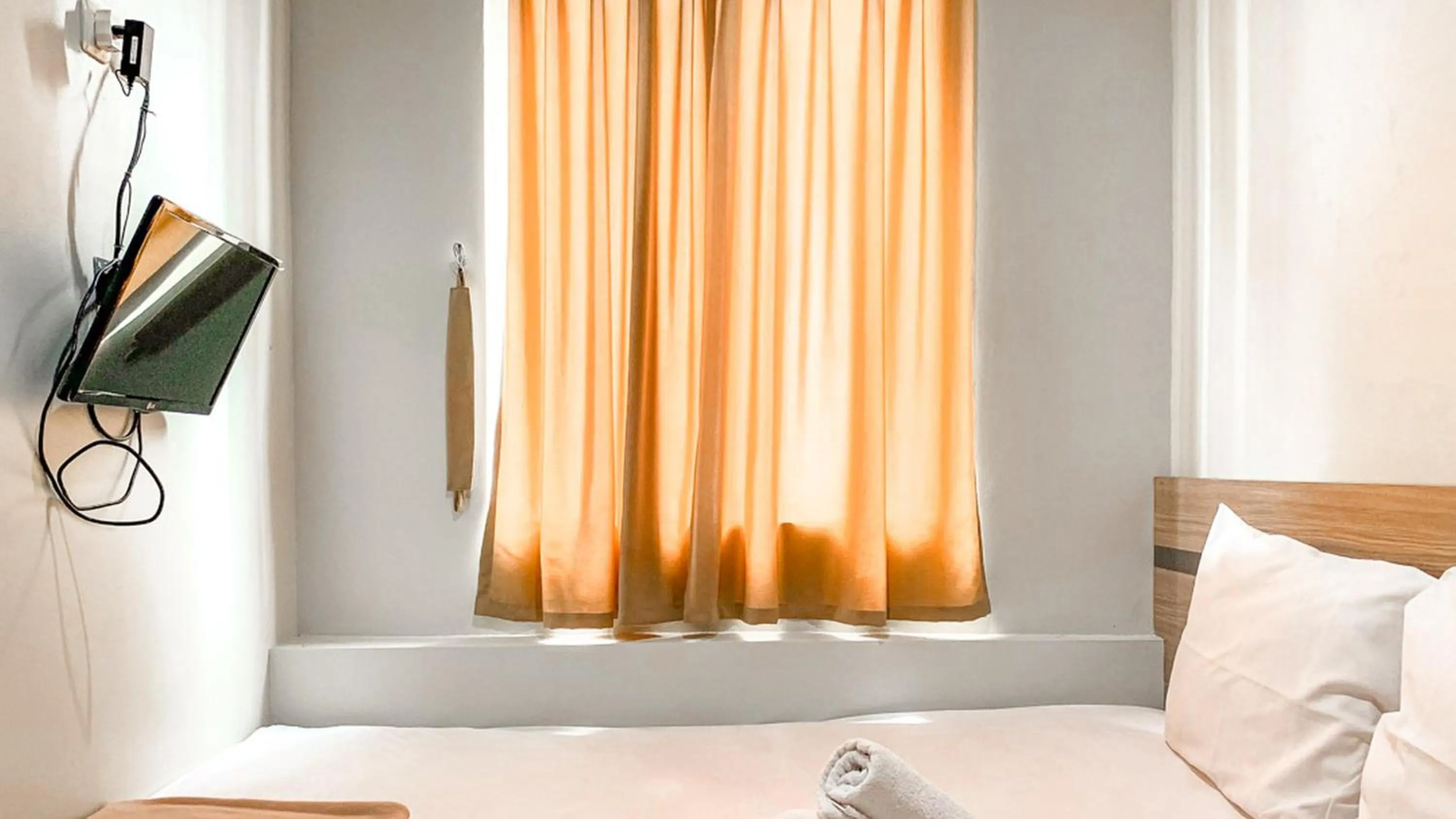 Bedroom, TV/Entertainment Center in Griya Rasuna Jakarta Mitra RedDoorz