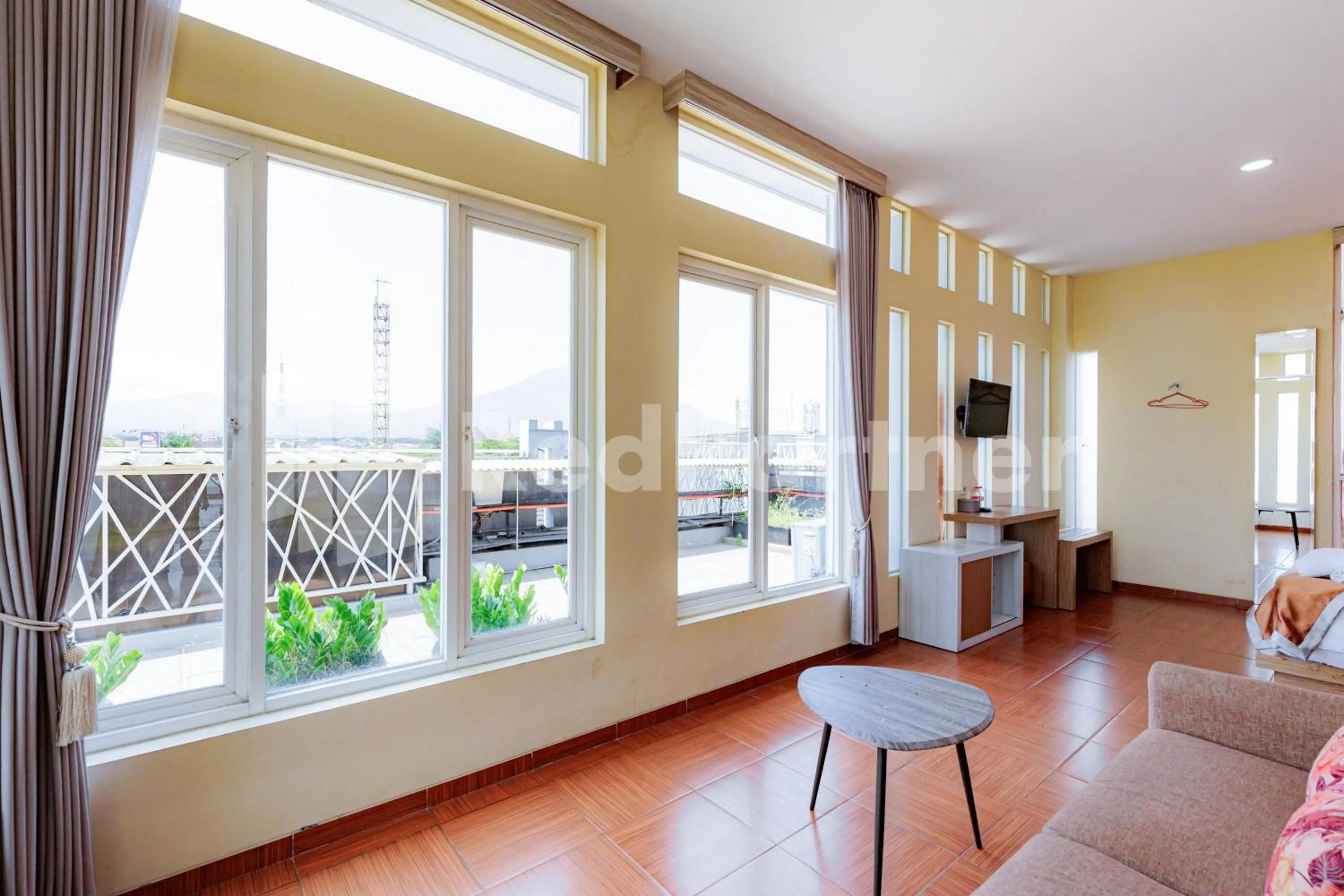 Seating area in De Malang Sweet Homestay Syariah Mitra RedDoorz