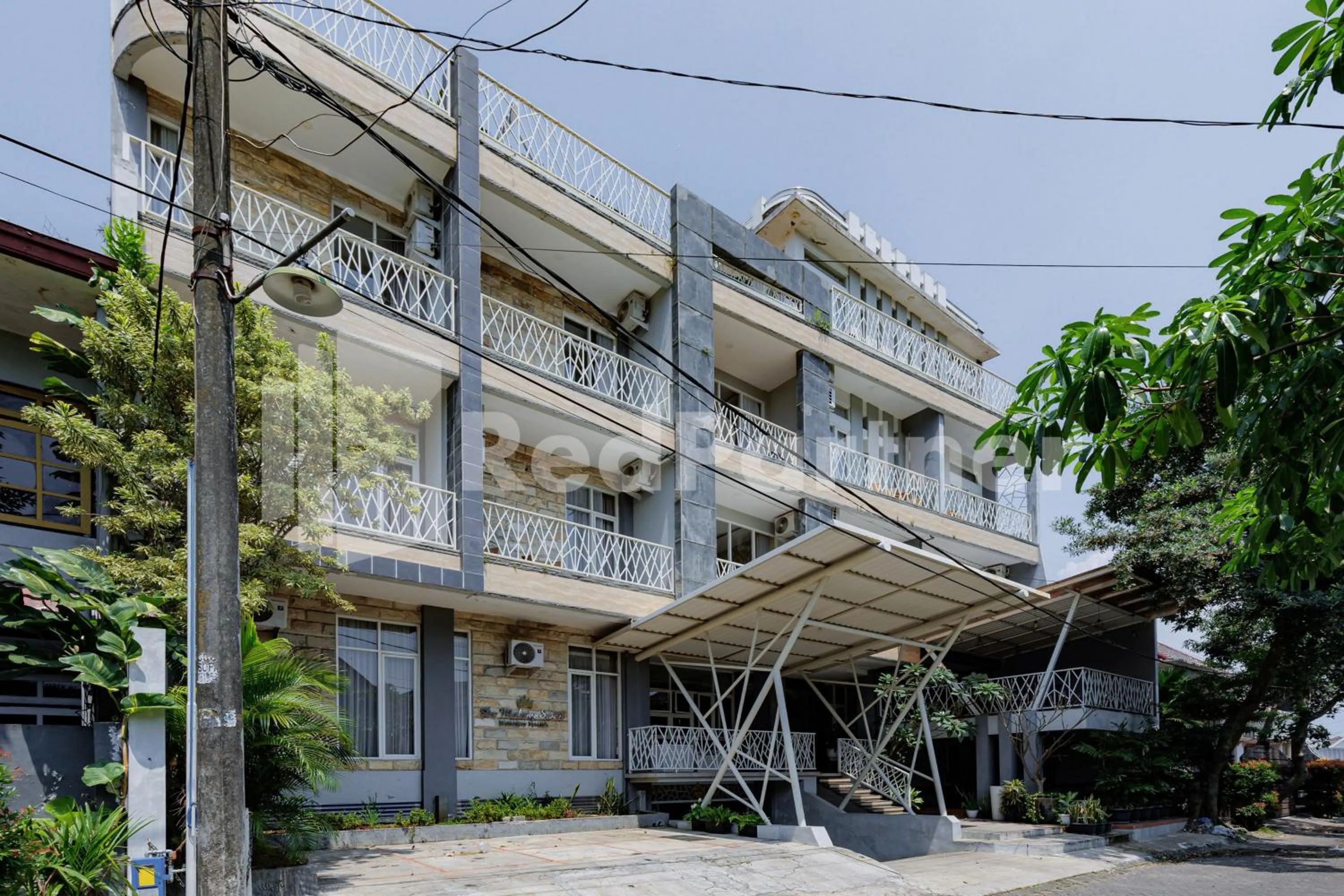 Facade/entrance in De Malang Sweet Homestay Syariah Mitra RedDoorz