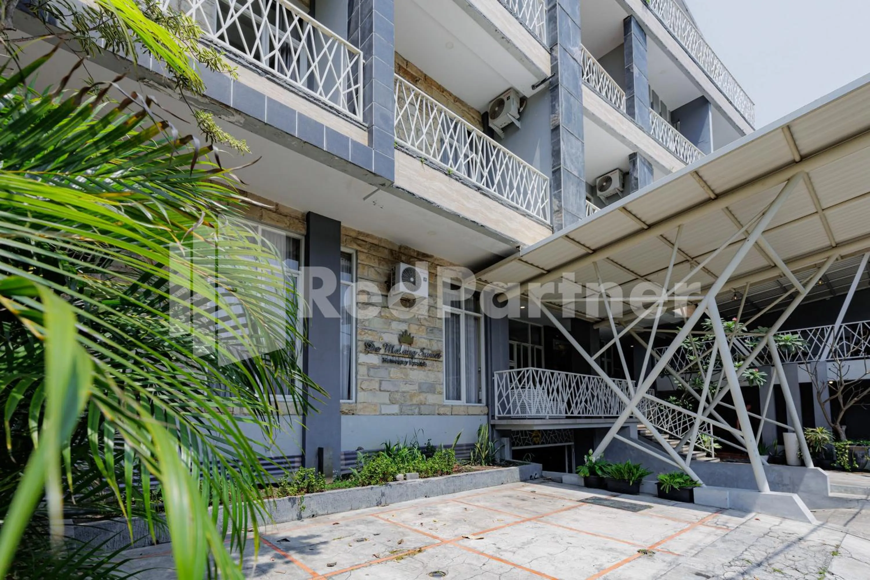 Facade/entrance in De Malang Sweet Homestay Syariah Mitra RedDoorz