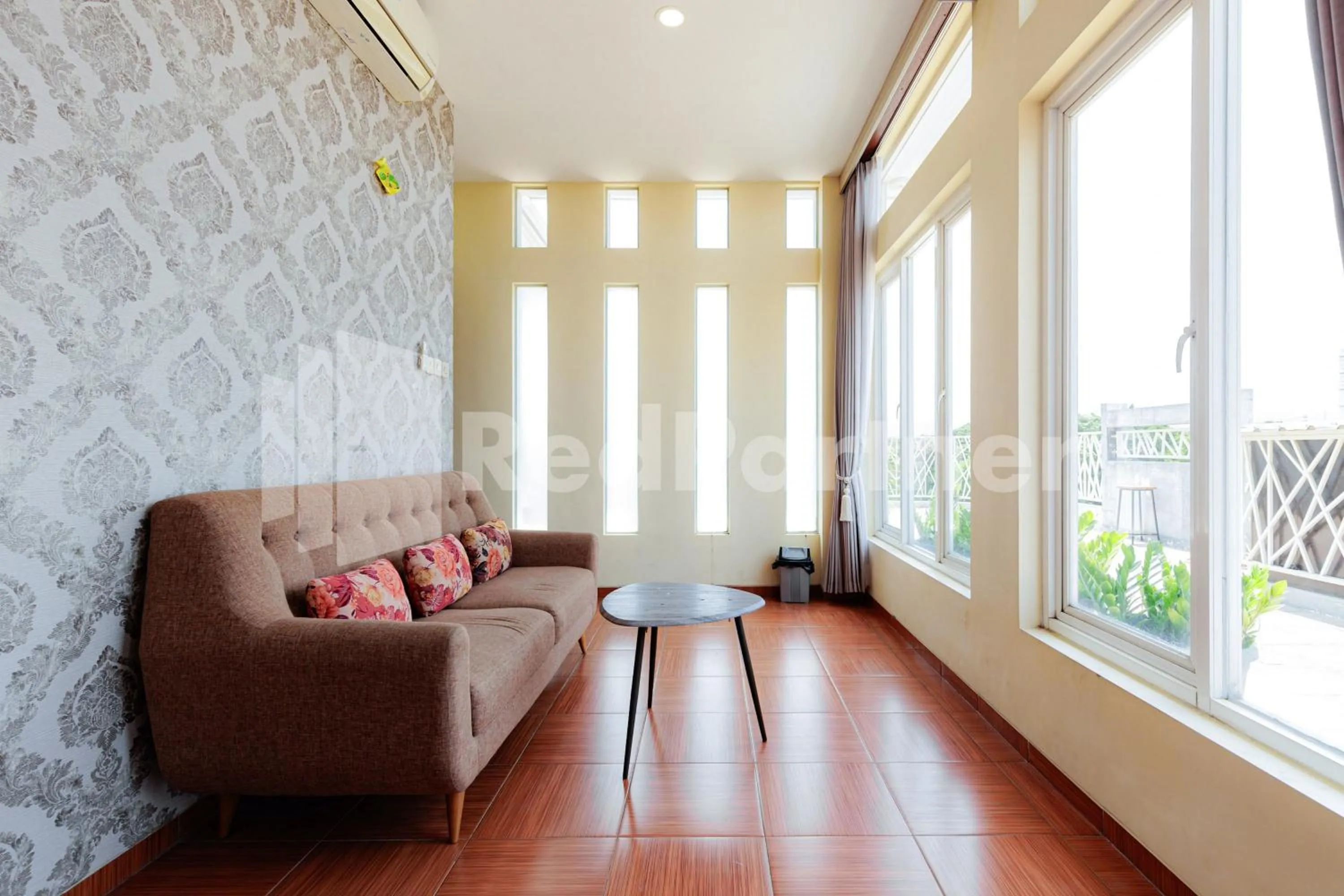 Seating area in De Malang Sweet Homestay Syariah Mitra RedDoorz