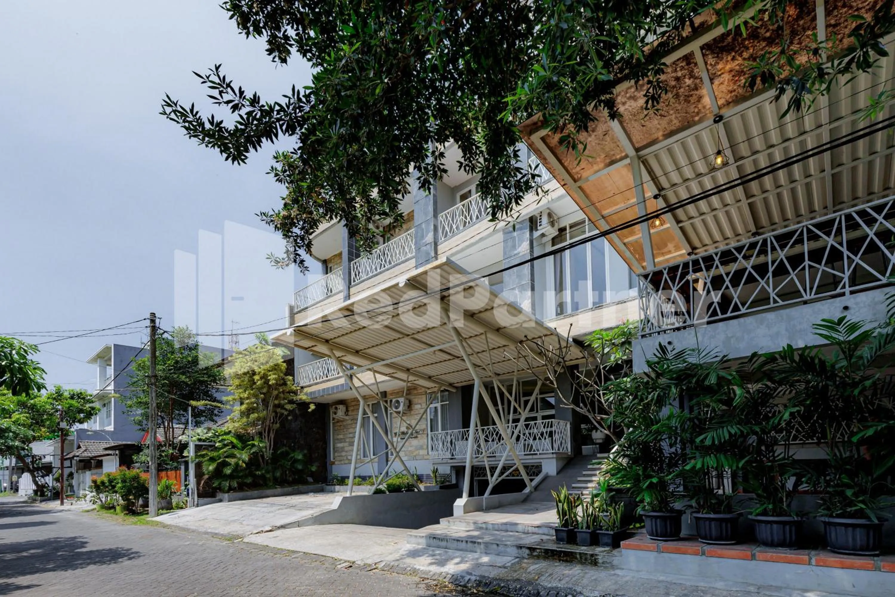 Facade/entrance in De Malang Sweet Homestay Syariah Mitra RedDoorz