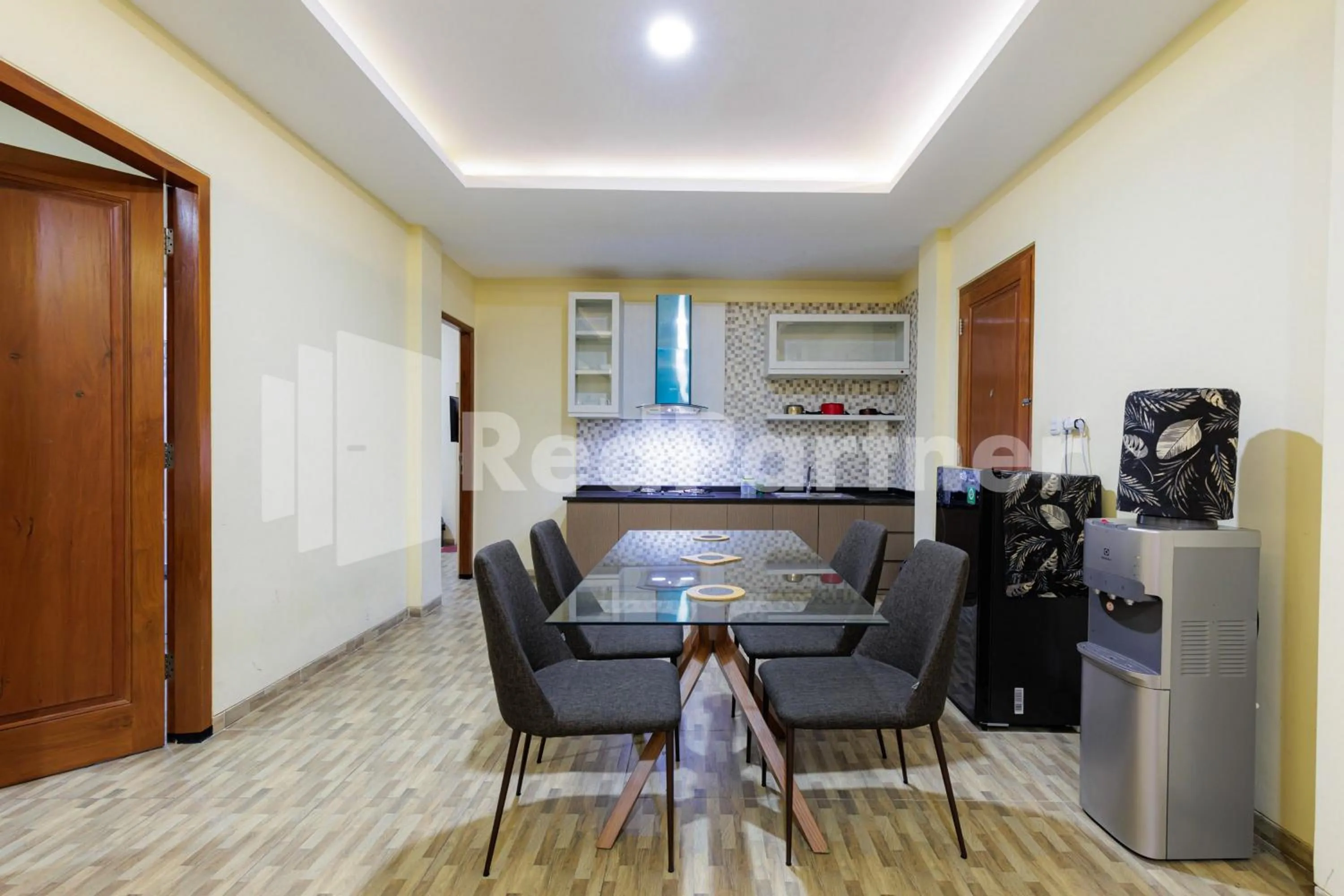 Seating area in De Malang Sweet Homestay Syariah Mitra RedDoorz