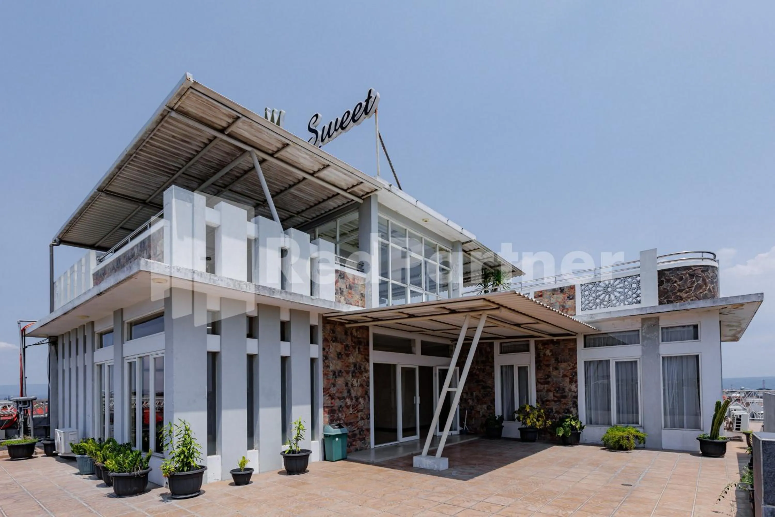 Facade/entrance in De Malang Sweet Homestay Syariah Mitra RedDoorz