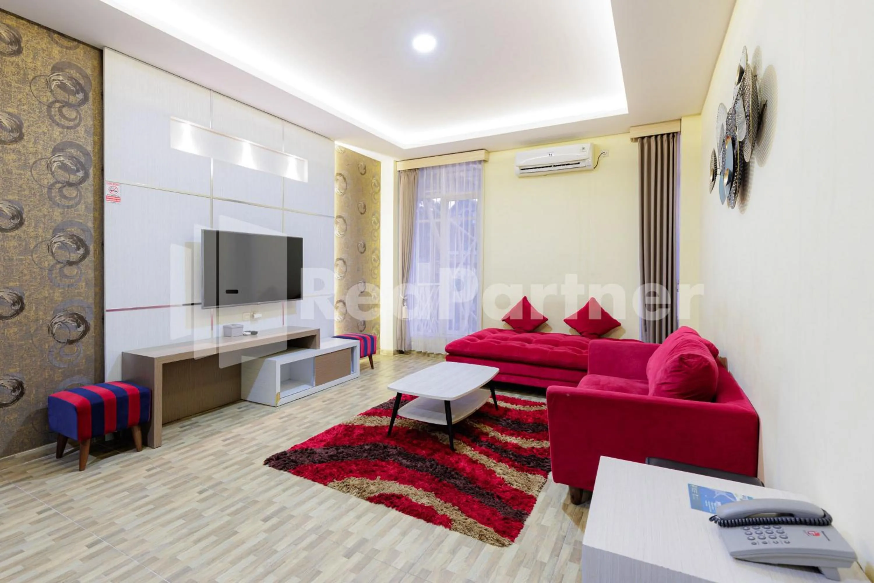 Seating area, Bed in De Malang Sweet Homestay Syariah Mitra RedDoorz