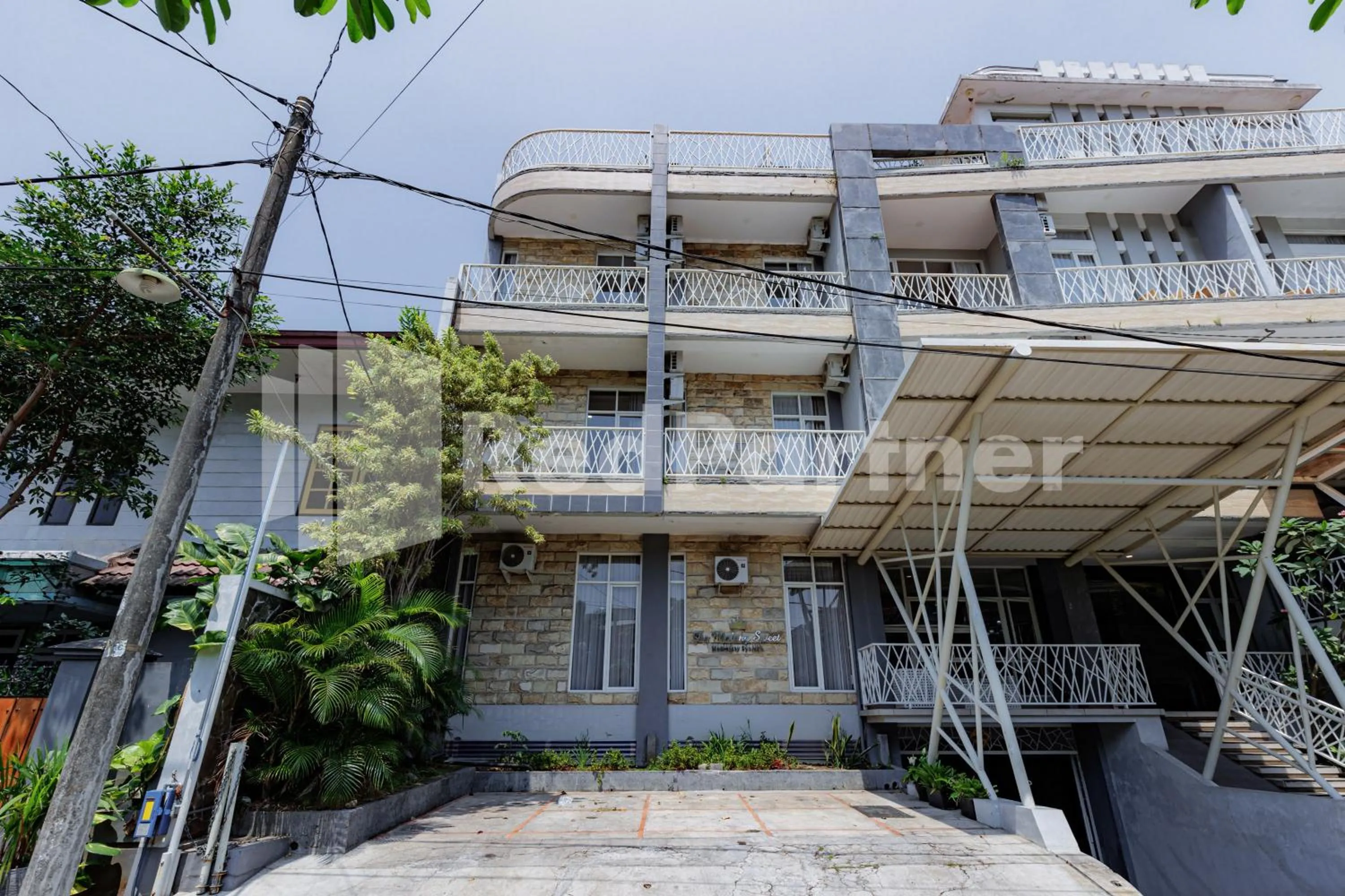 Facade/entrance in De Malang Sweet Homestay Syariah Mitra RedDoorz