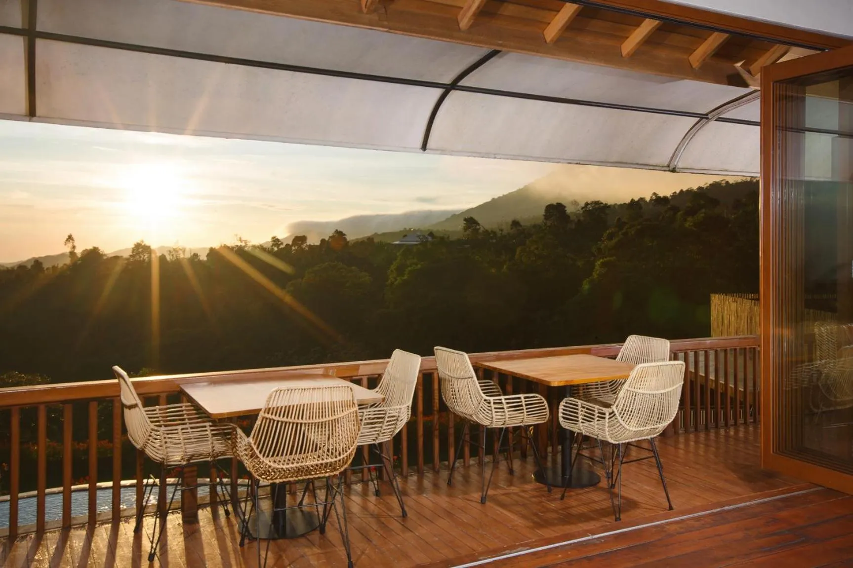 Restaurant/places to eat in Giriwood Hotel & Villa