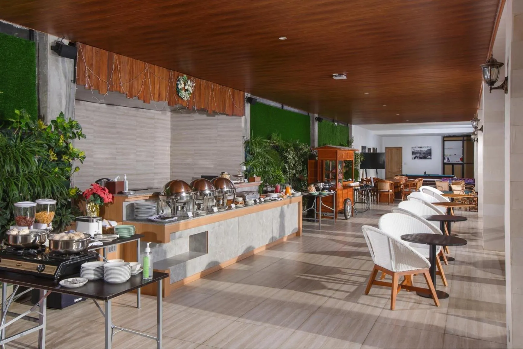 Restaurant/places to eat in Giriwood Hotel & Villa