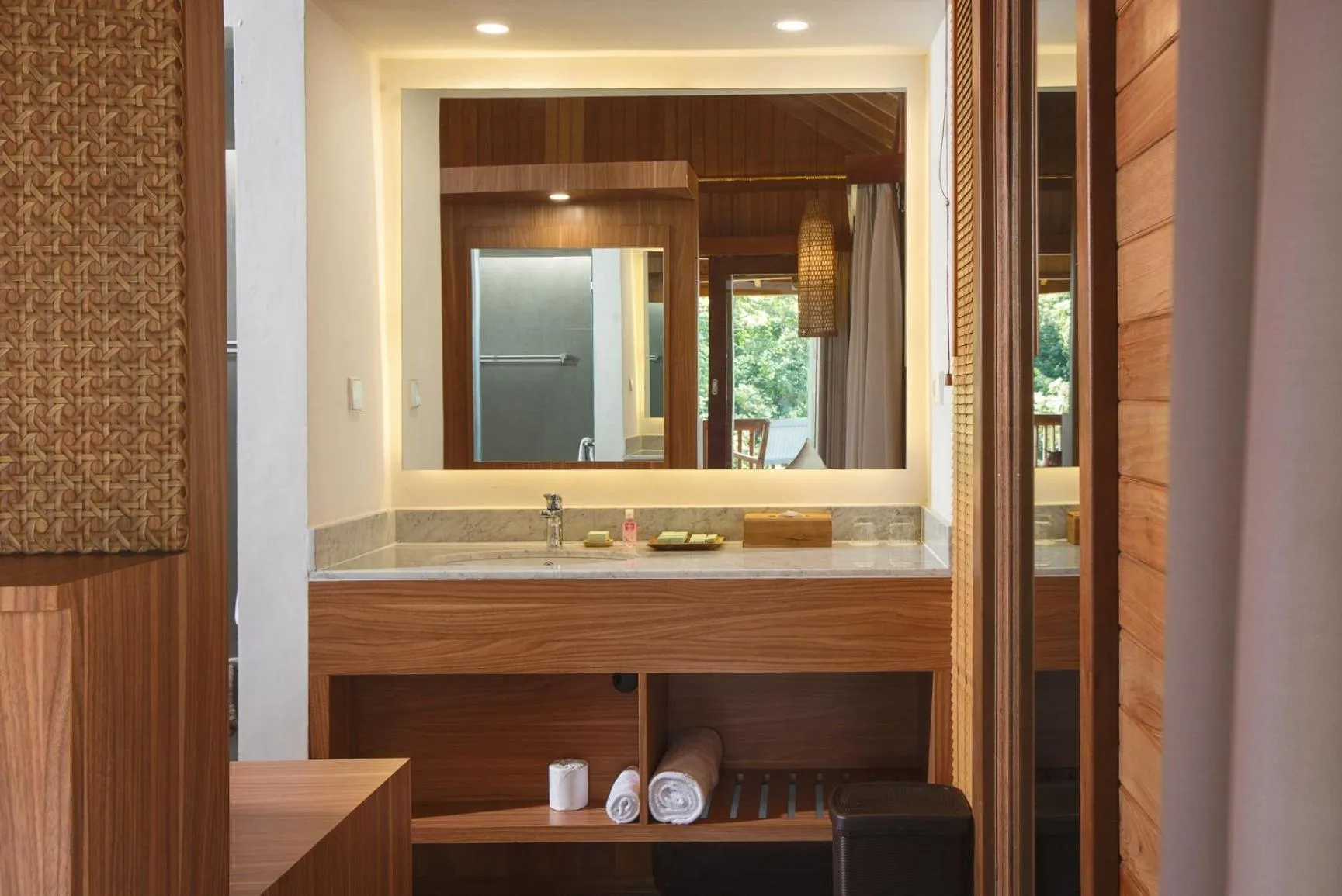 Giriwood Hotel & Villa