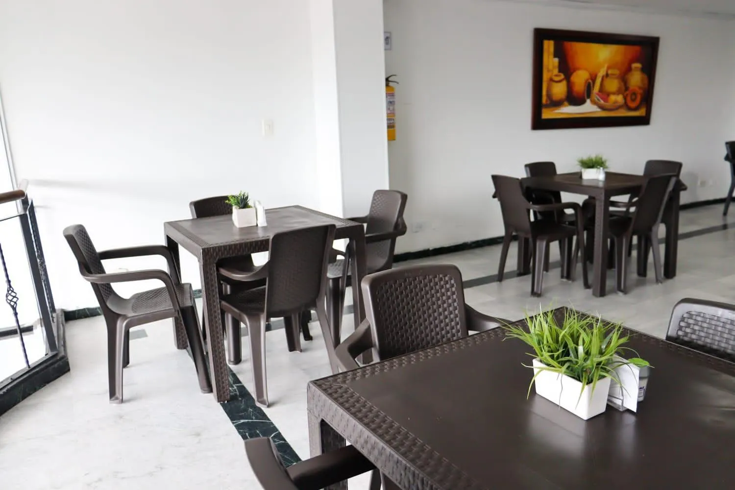 Restaurant/places to eat in Hotel Elegant Suite