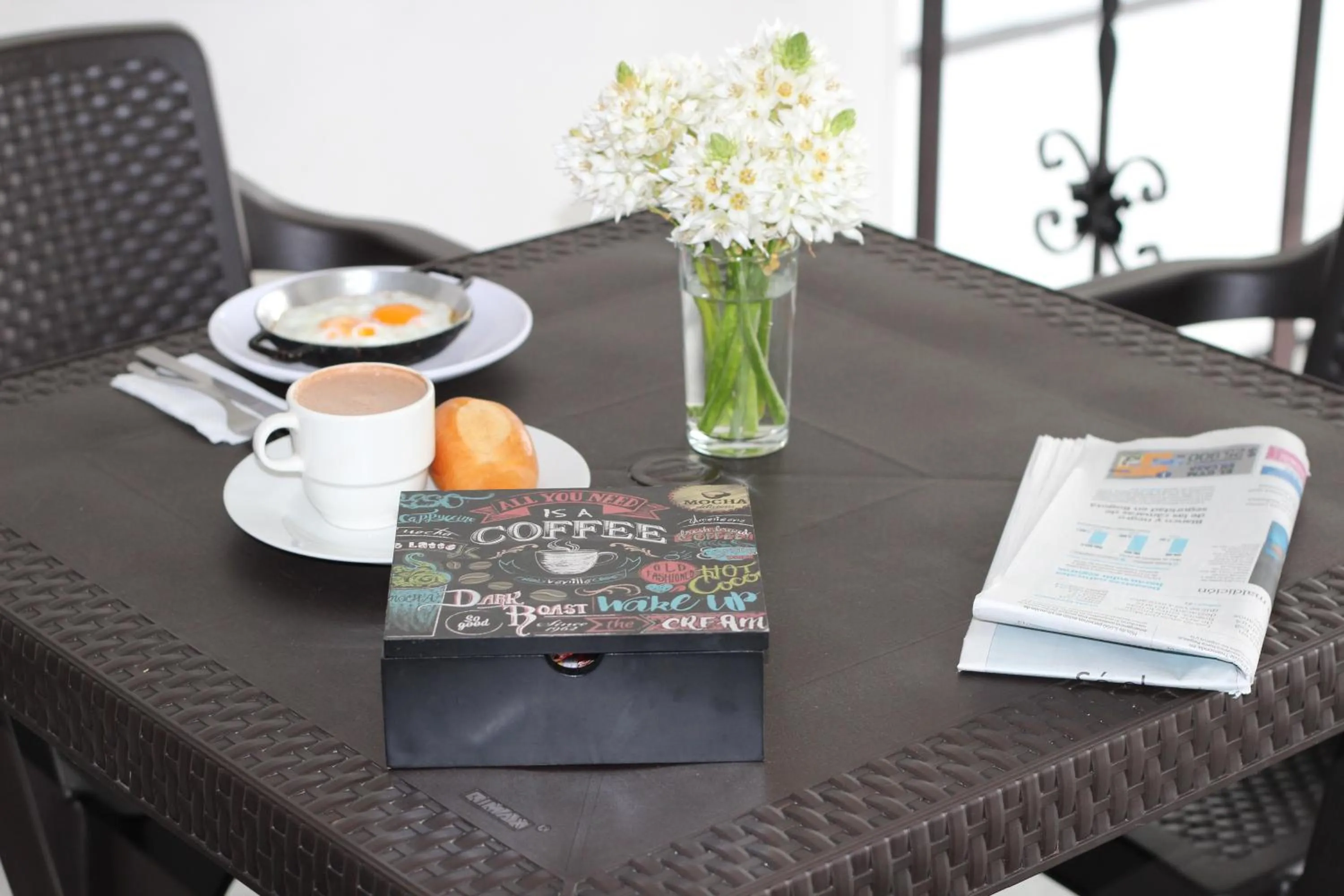 Restaurant/places to eat in Hotel Elegant Suite