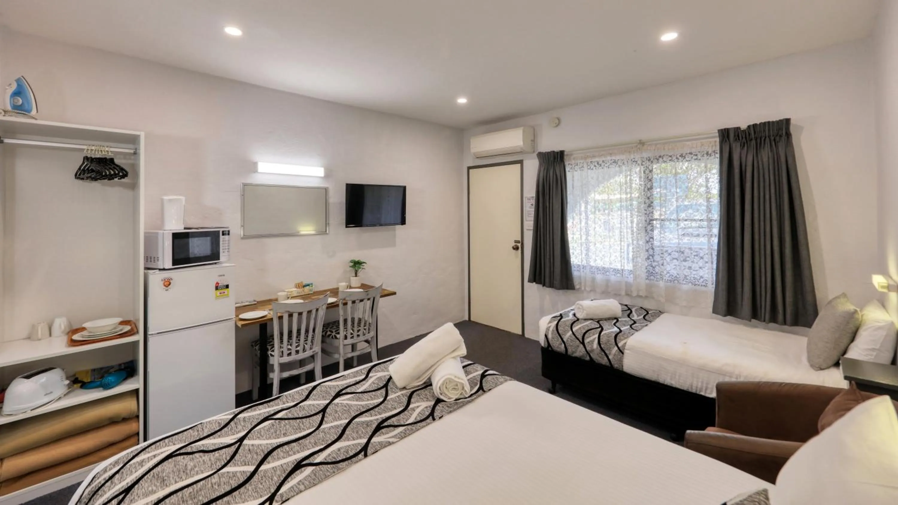 Bed in Parkes Federation Motel