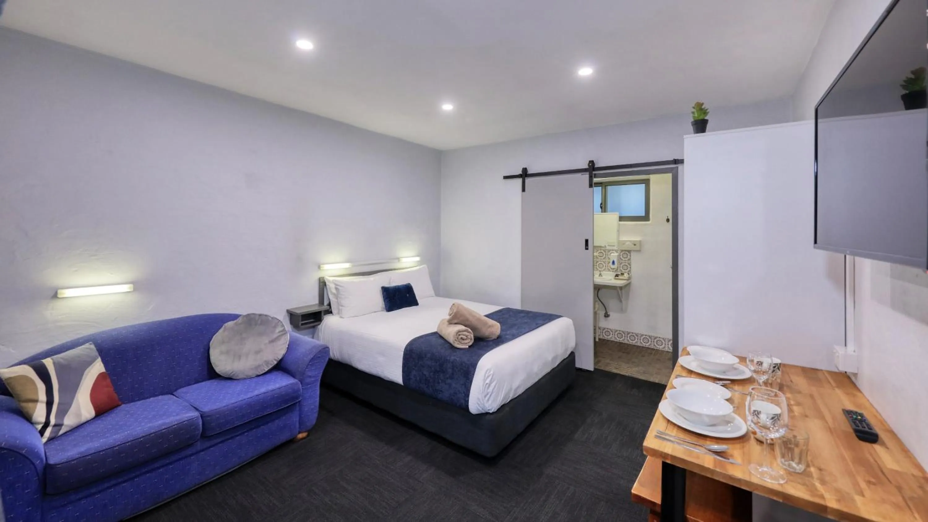 Bed in Parkes Federation Motel