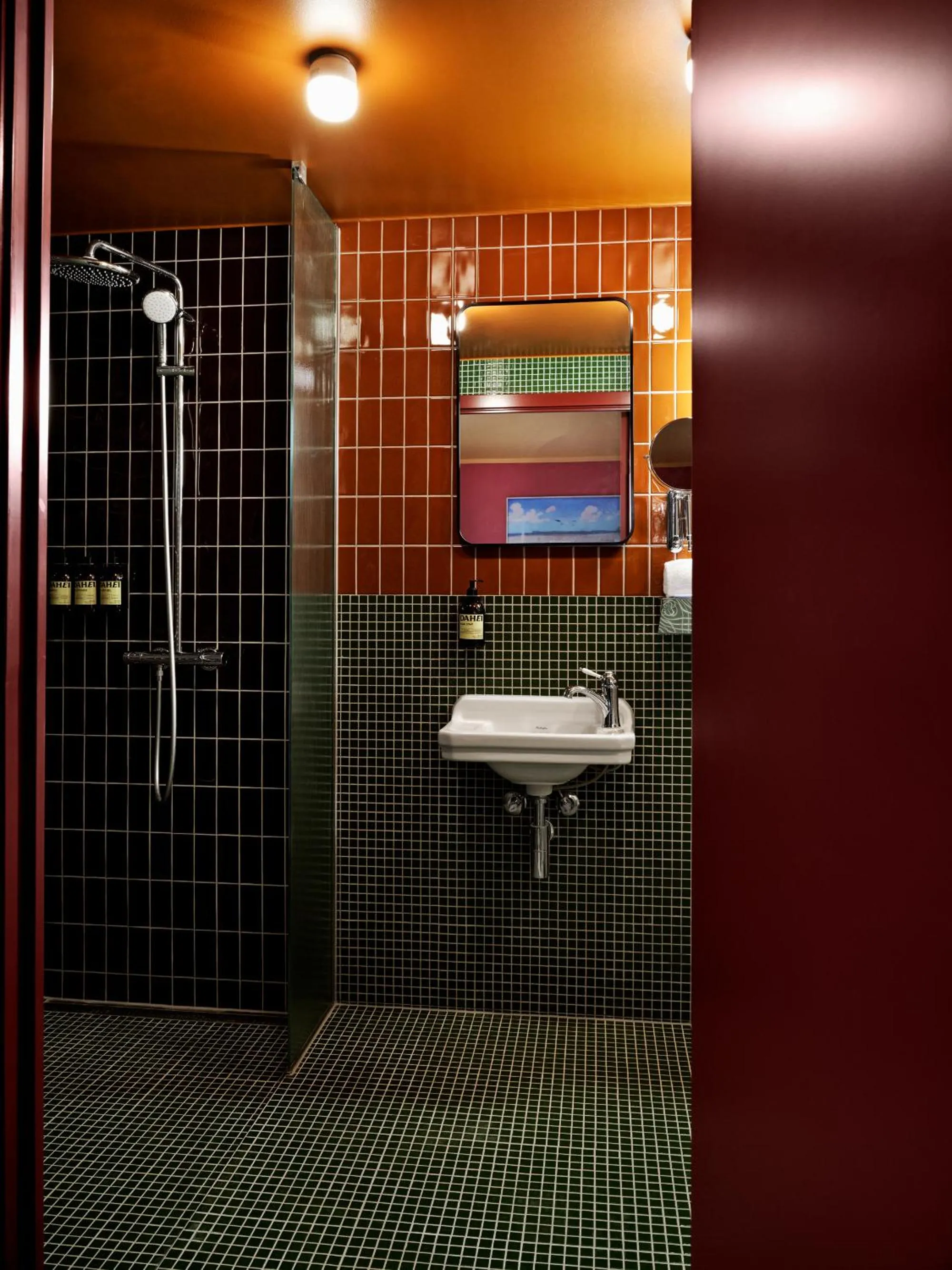 Shower in Dahei Apartment Hotel