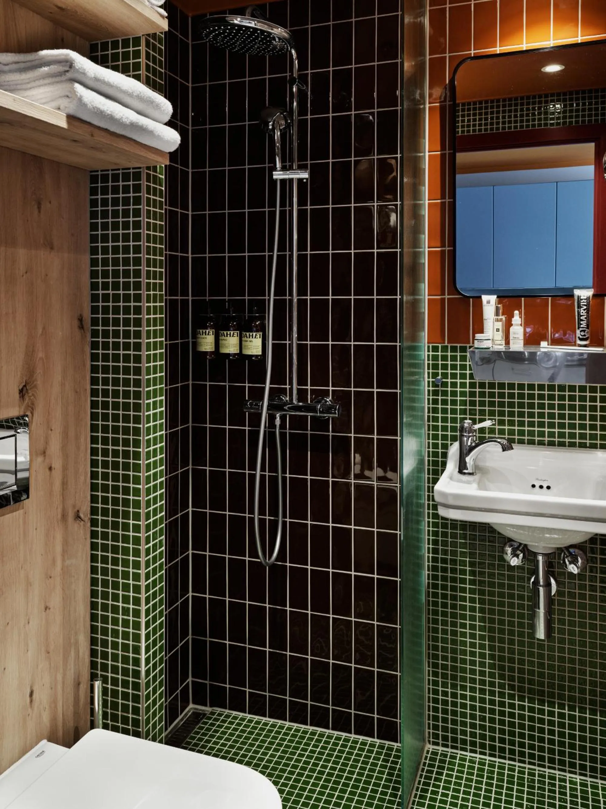 Shower in Dahei Apartment Hotel