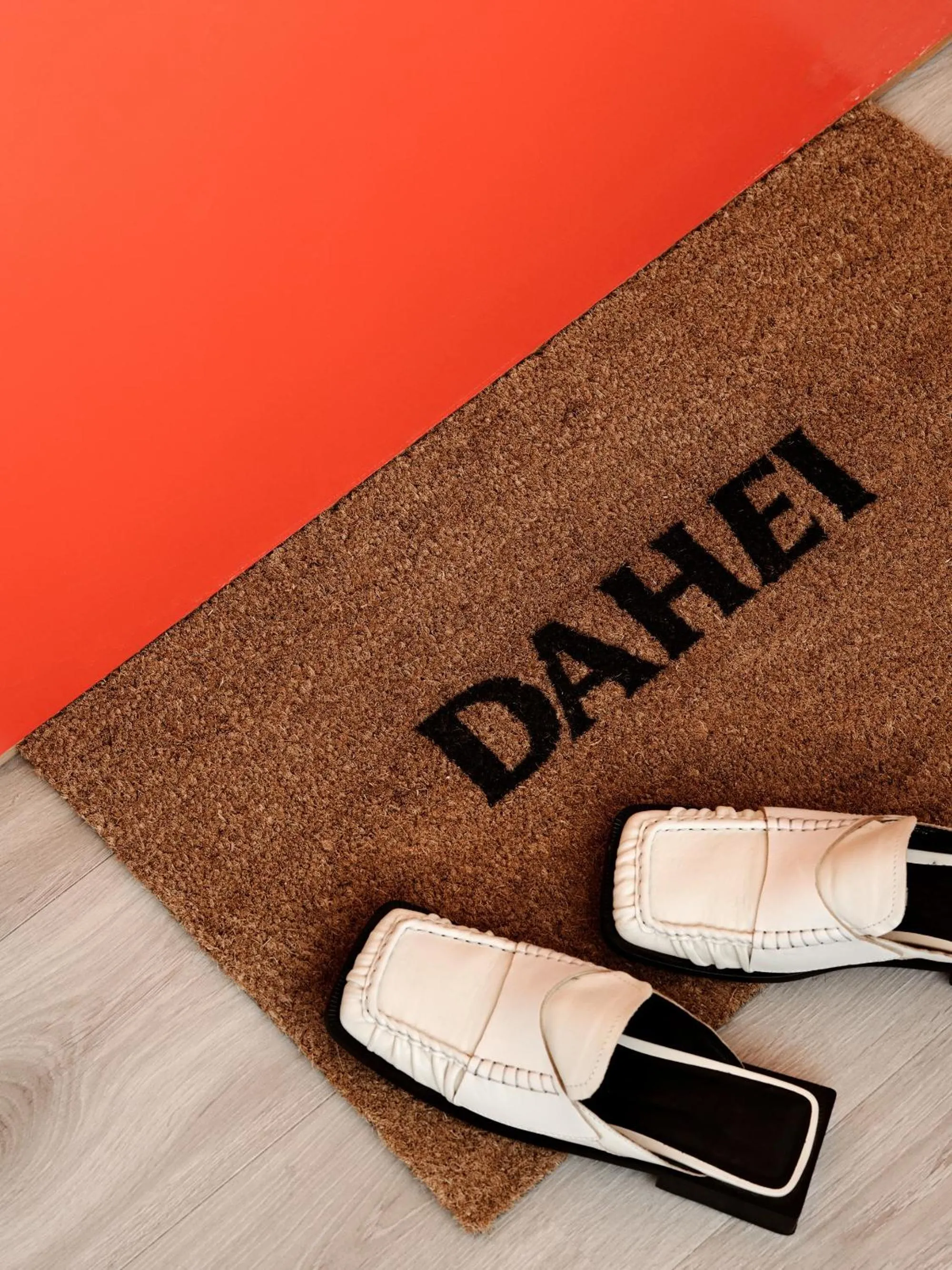 Text overlay in Dahei Apartment Hotel