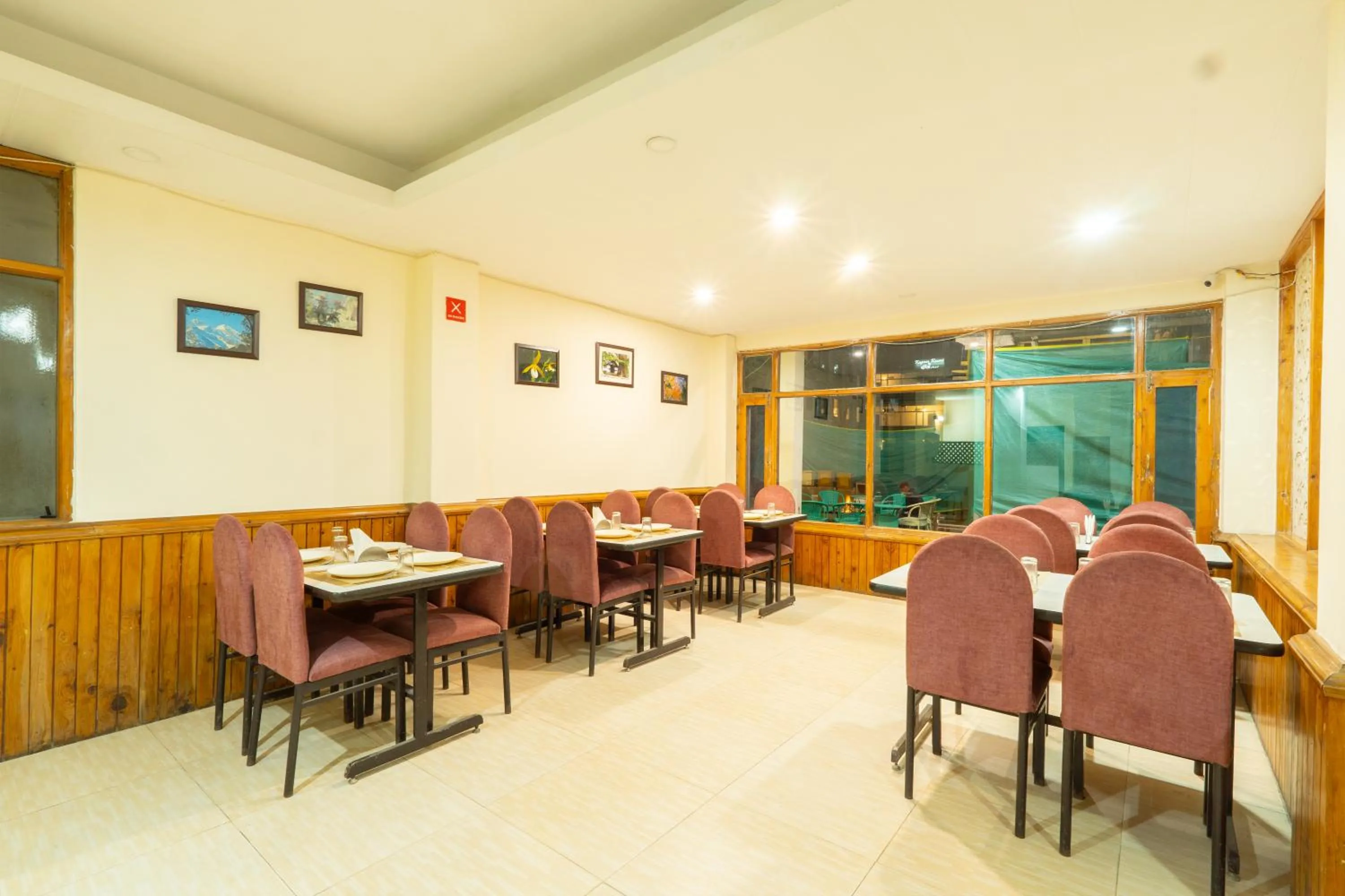 Restaurant/places to eat in Hotel Rising Star With Garden With Private Parking Near To Mall Road