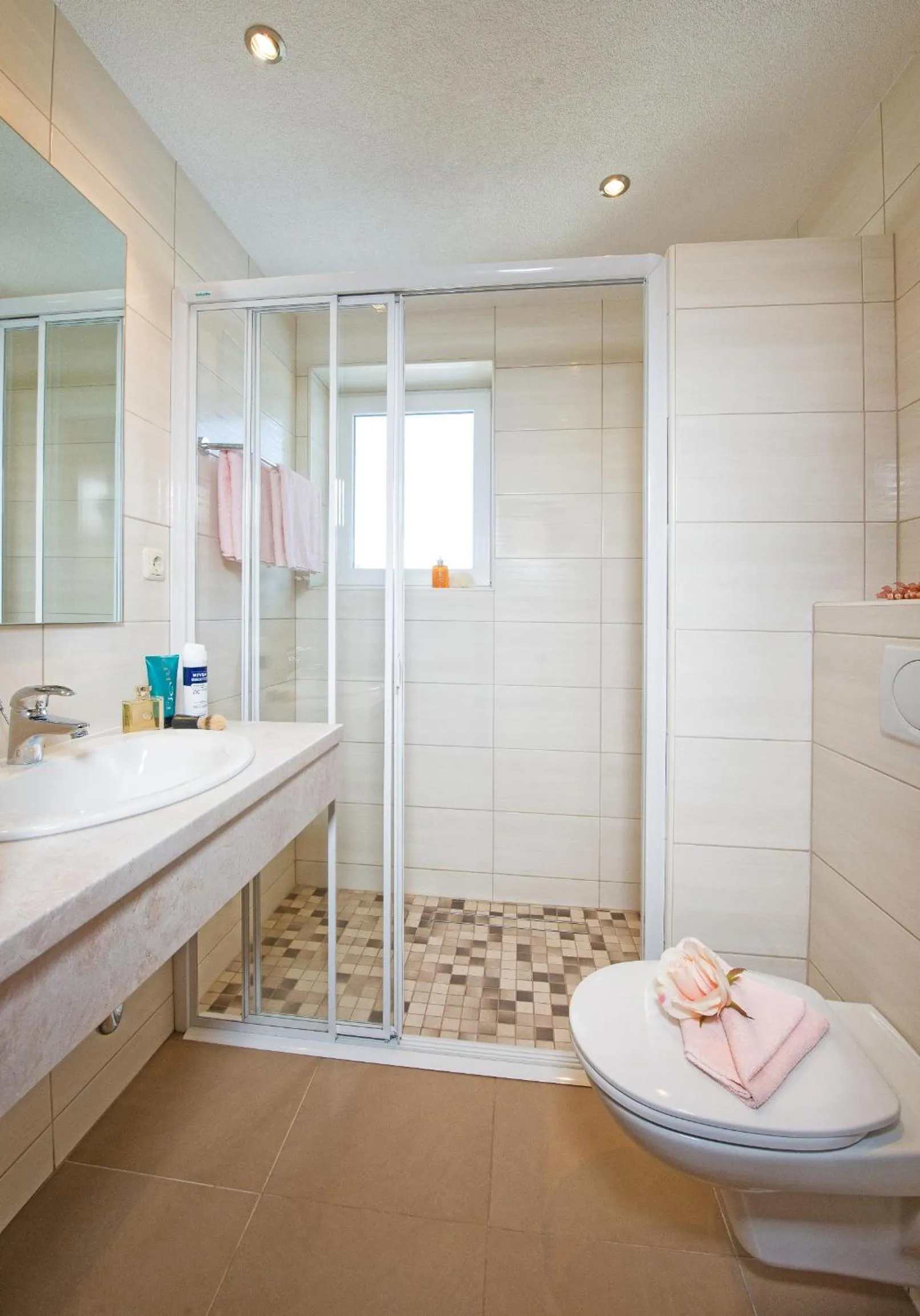 Shower in Pension St.Leonhard