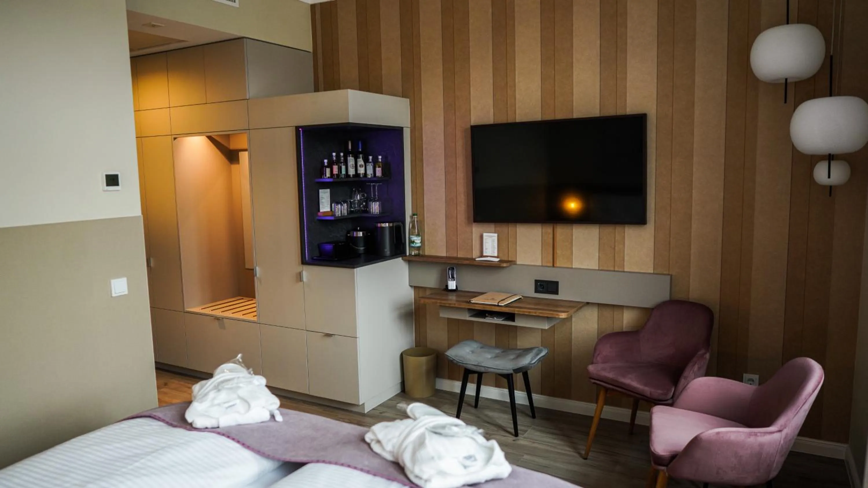 TV and multimedia, Bed in DAS KEHRS - Hotel auf dem Petersberg