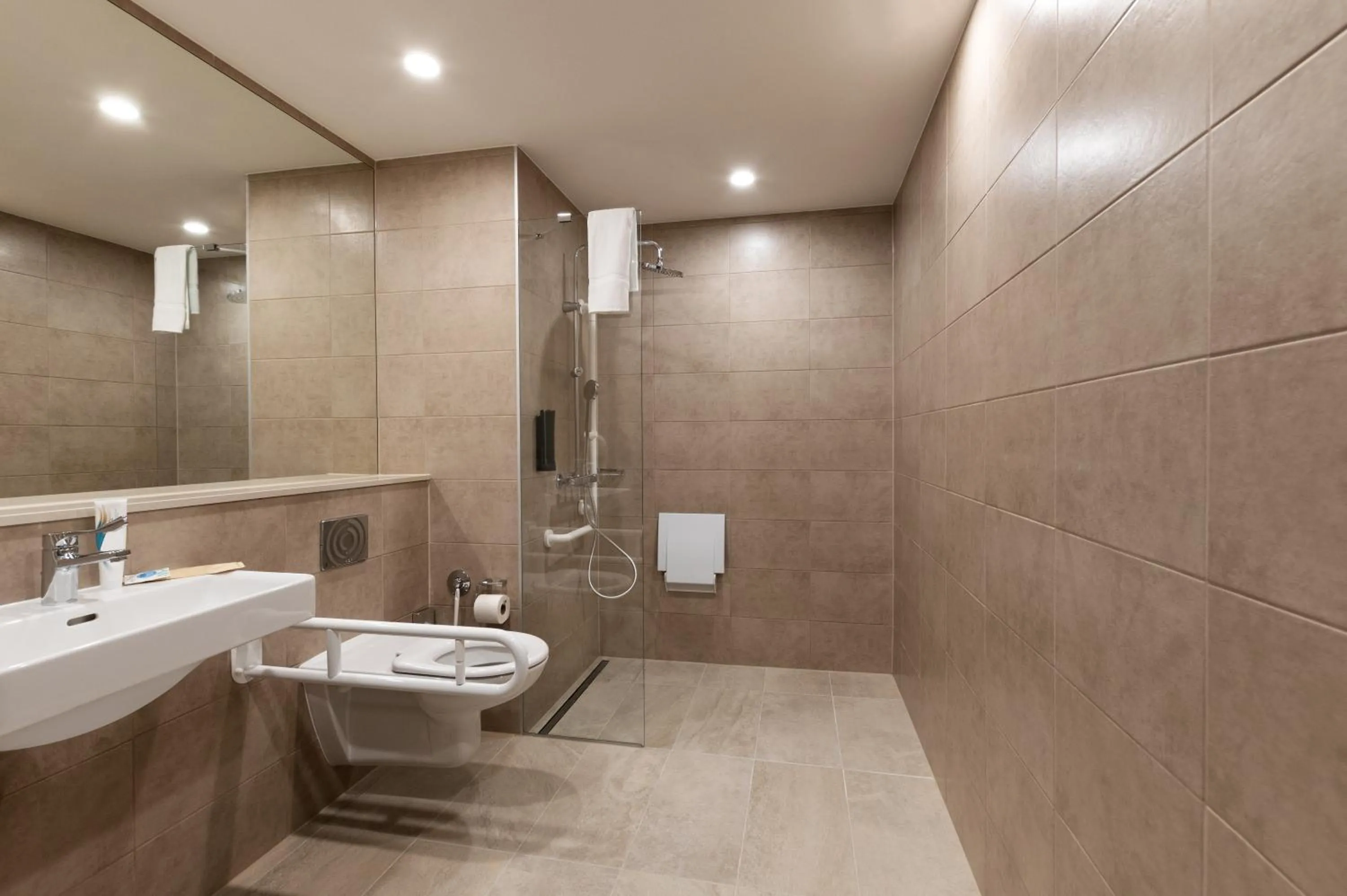 Shower in B&B HOTEL Oftringen