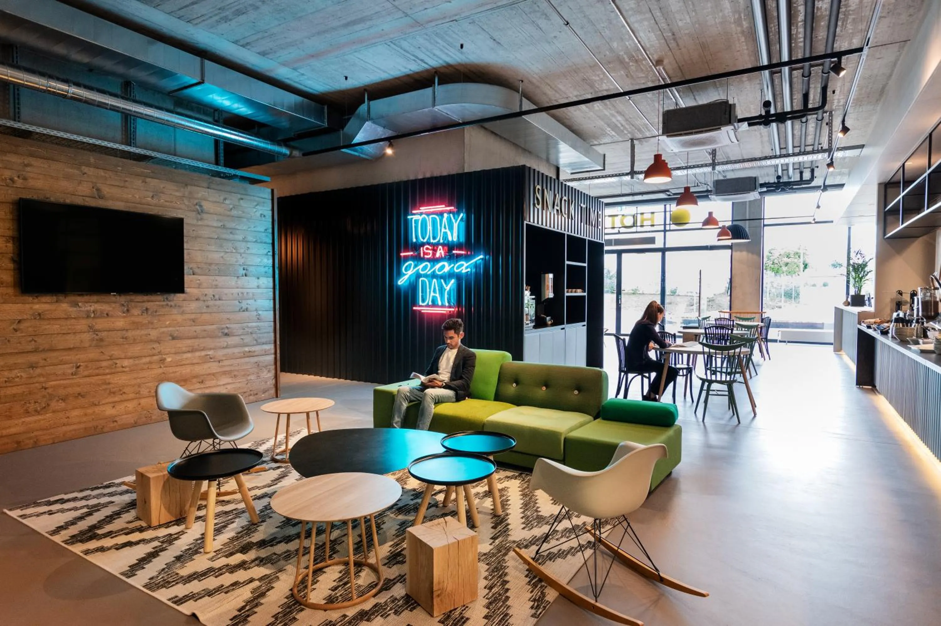 Communal lounge/ TV room in B&B HOTEL Oftringen