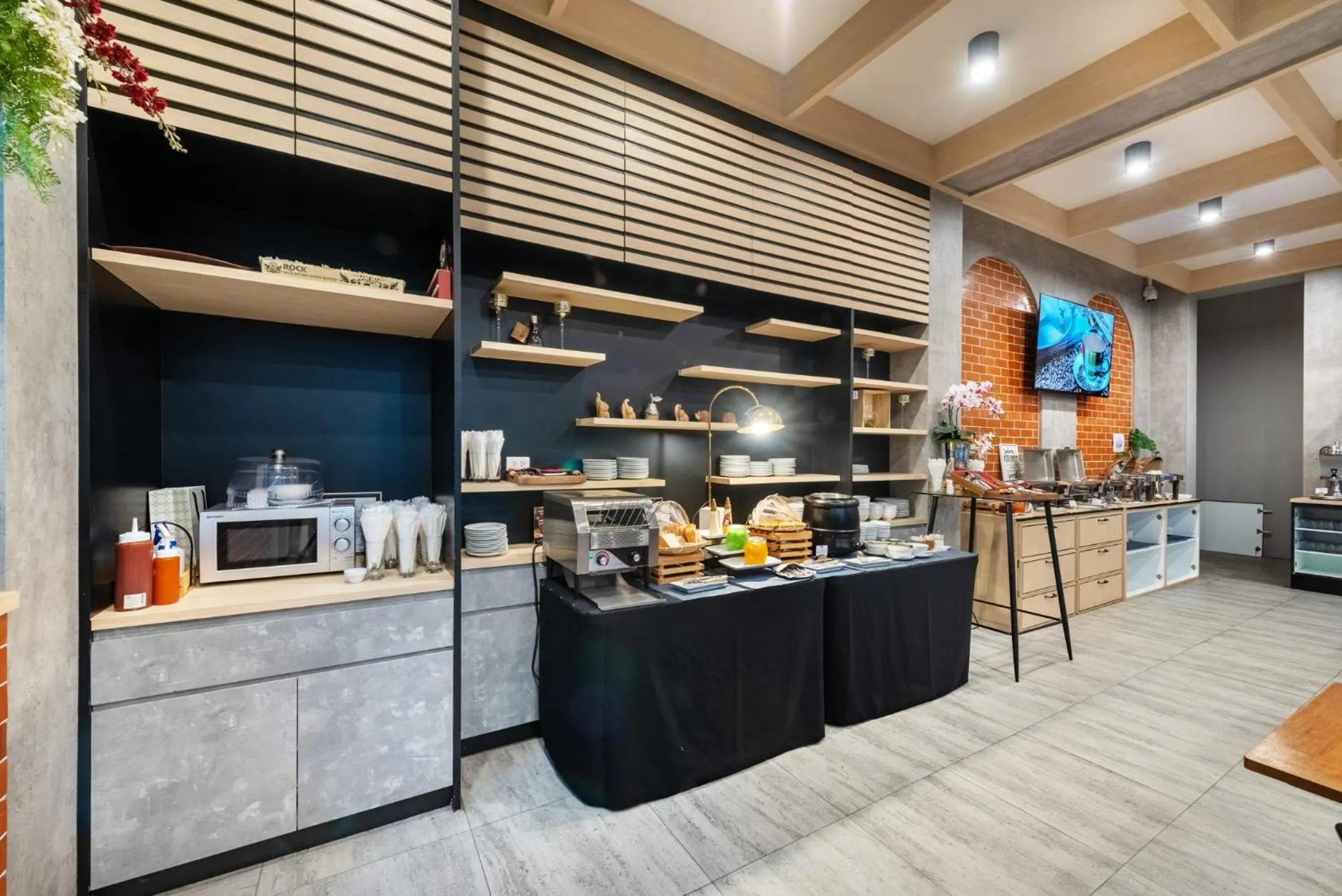 Restaurant/places to eat in PLAAI Plus Hotel Rayong