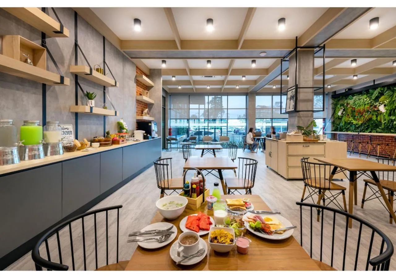 Restaurant/places to eat in PLAAI Plus Hotel Rayong