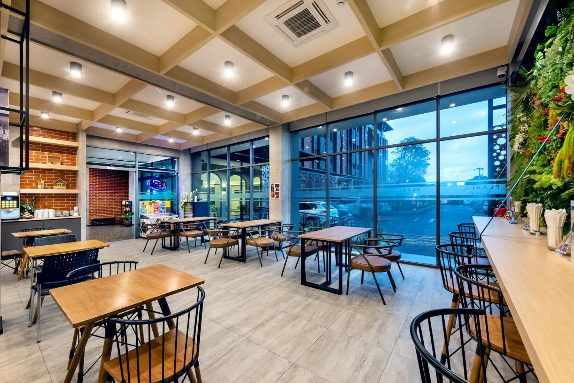 Restaurant/places to eat in PLAAI Plus Hotel Rayong