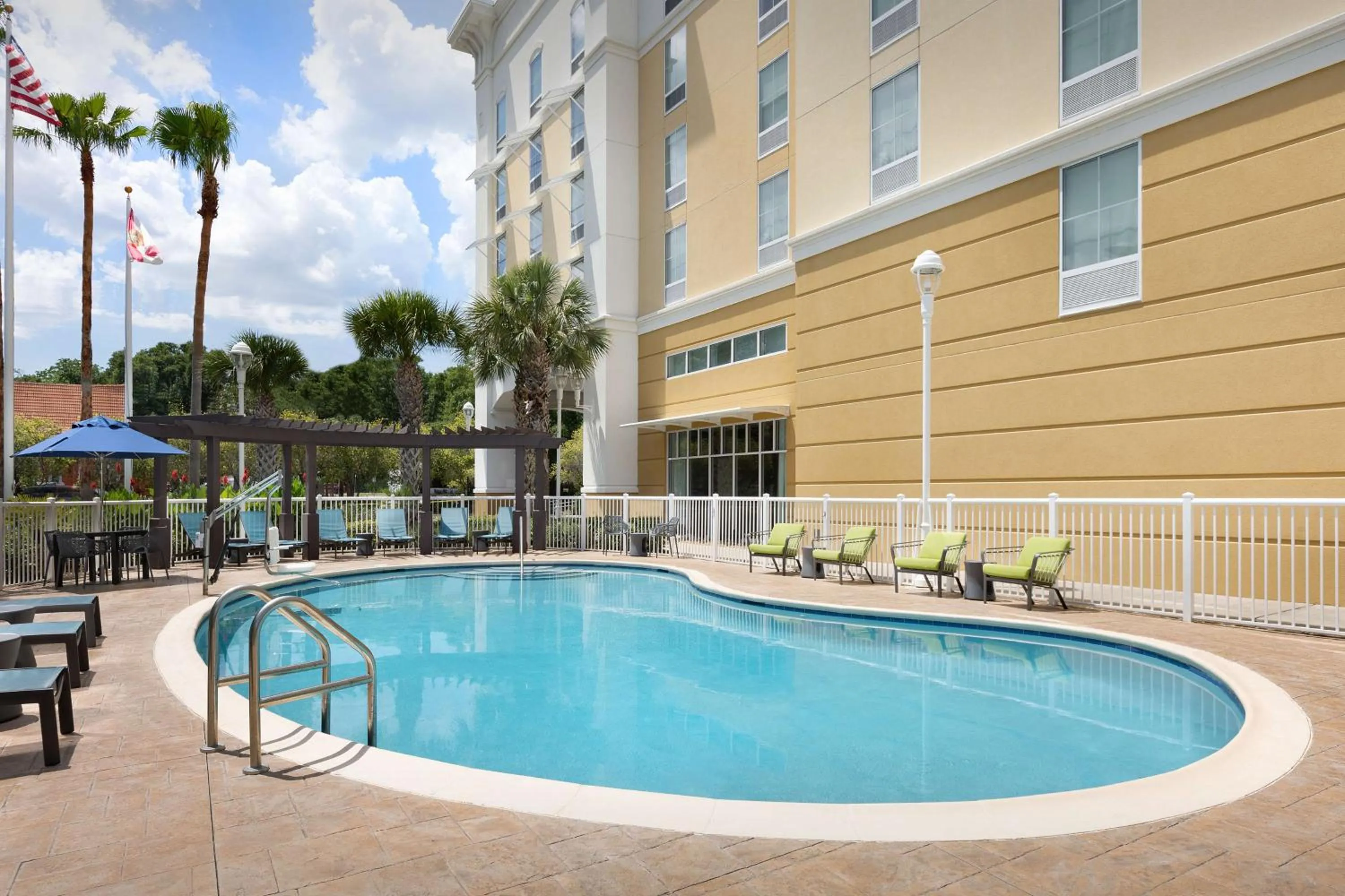 Swimming pool in Hampton Inn & Suites Orlando North Altamonte Springs