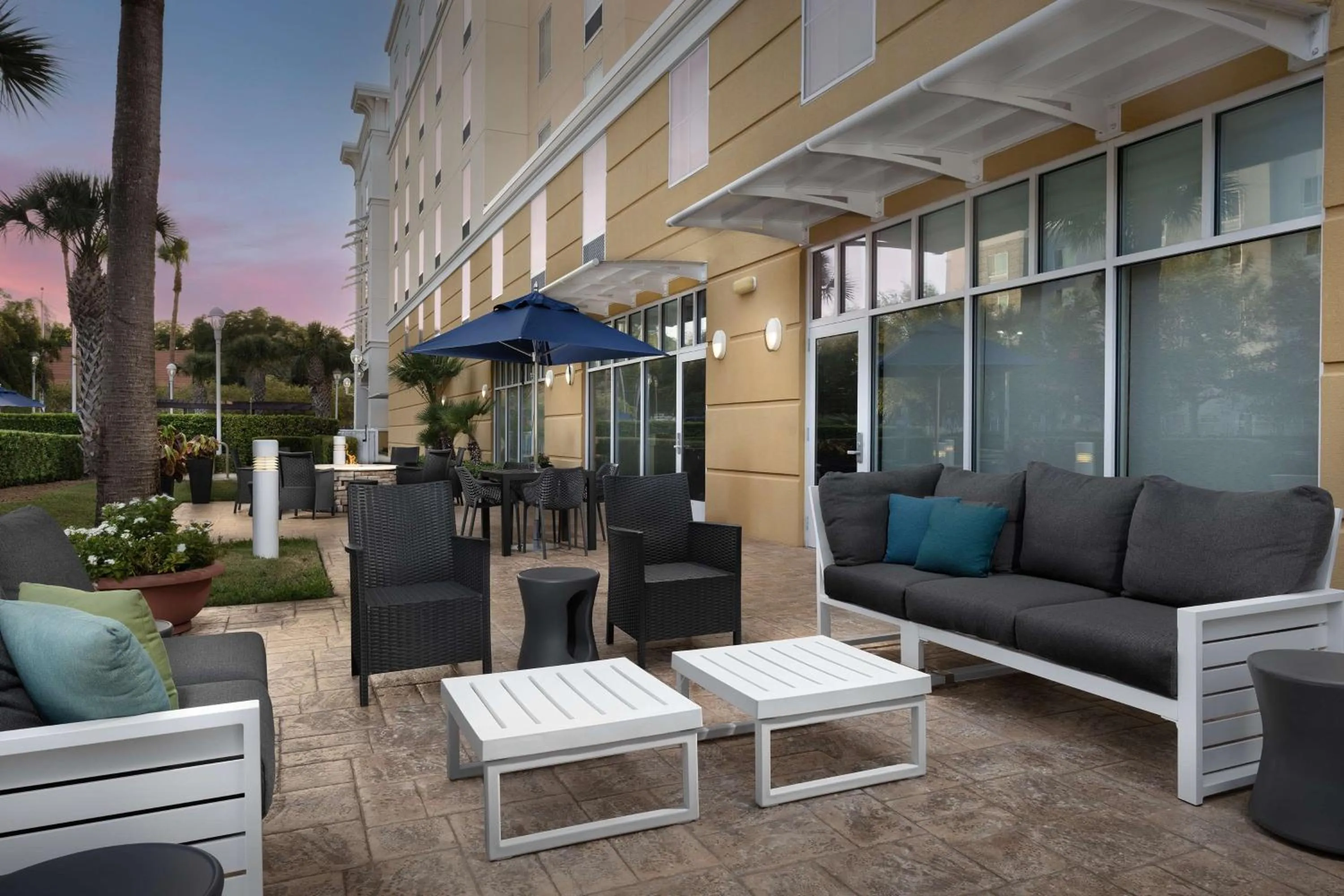 Patio in Hampton Inn & Suites Orlando North Altamonte Springs