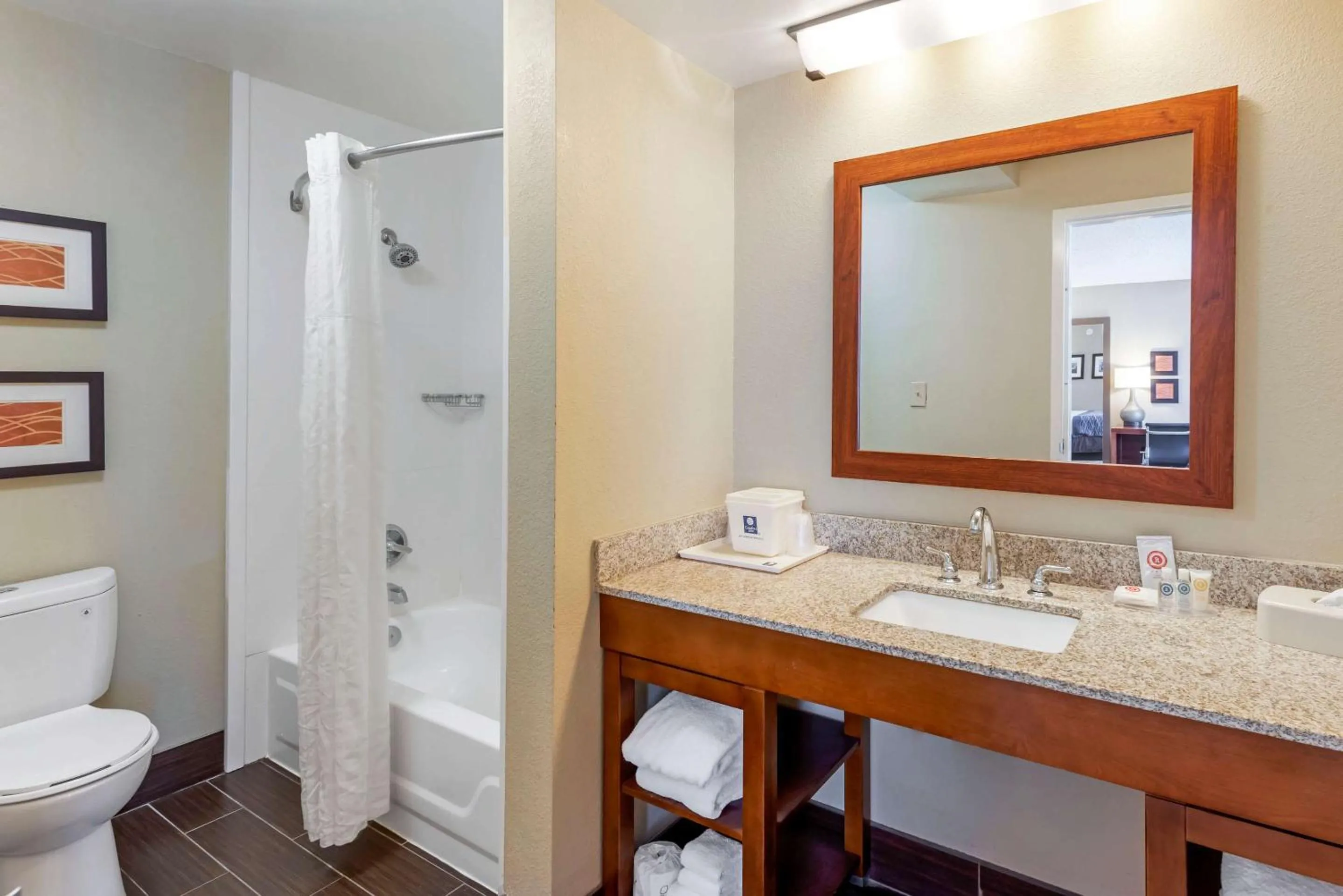 Bedroom in Comfort Inn Elizabeth City near University