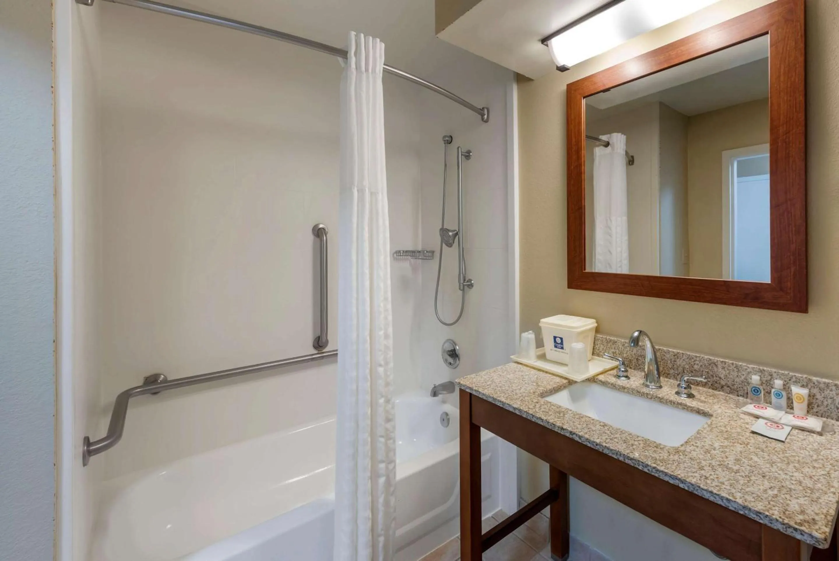 Bedroom in Comfort Inn Elizabeth City near University