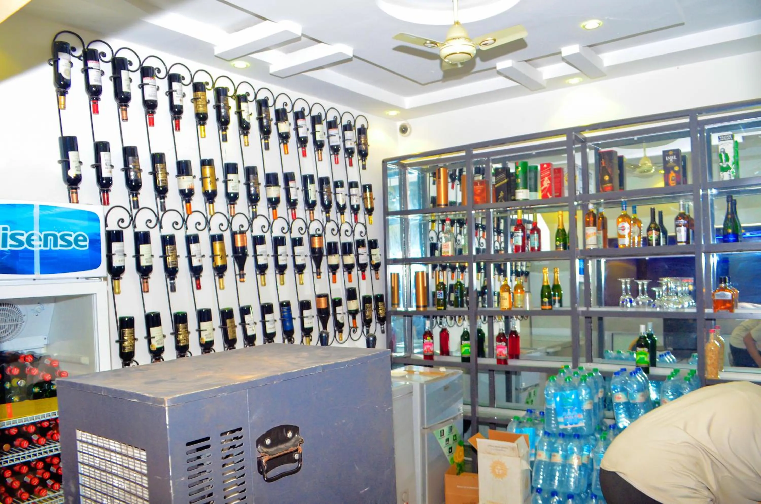 Restaurant/places to eat in Glory Palace Hotel