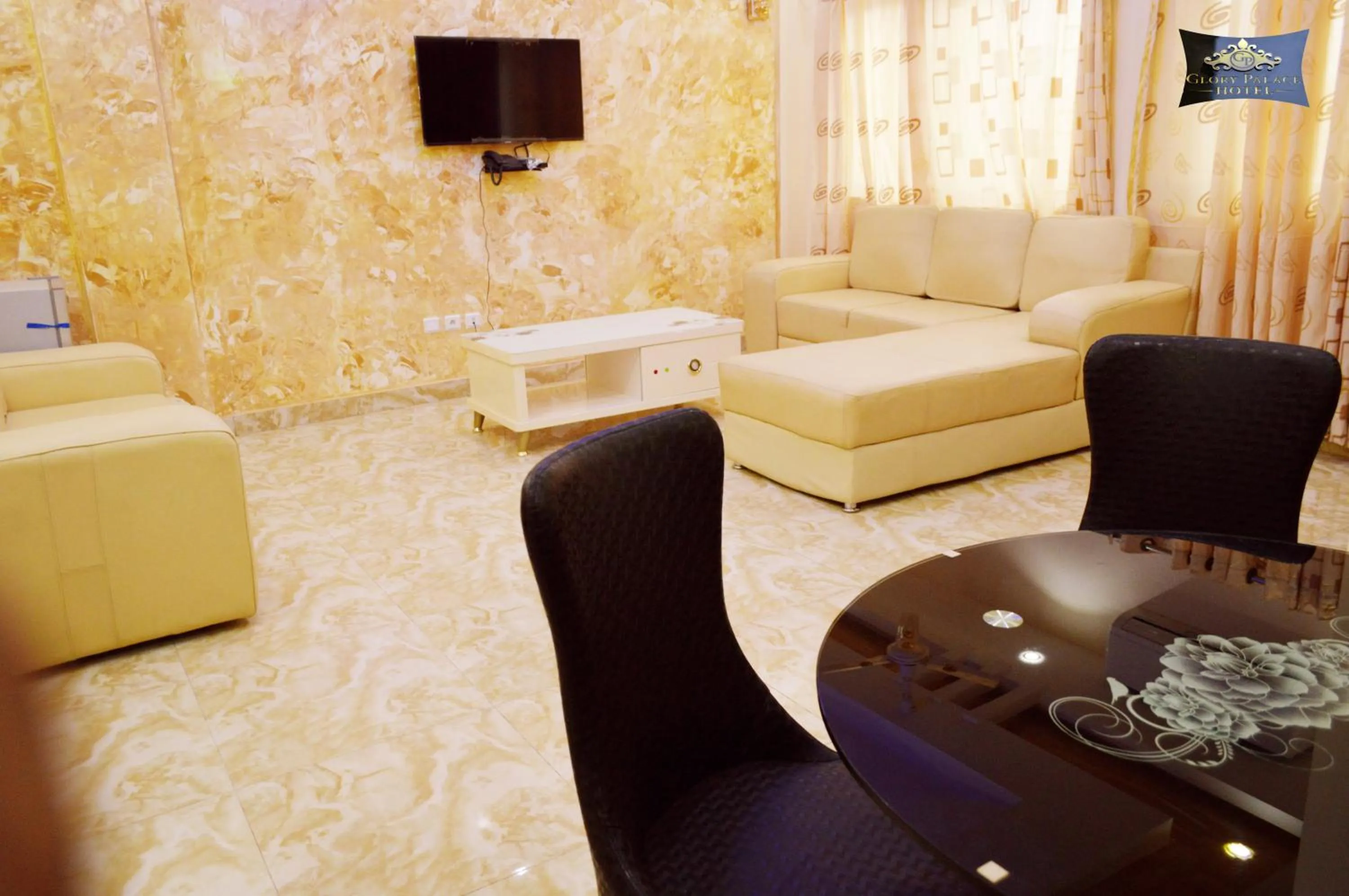 Restaurant/places to eat in Glory Palace Hotel