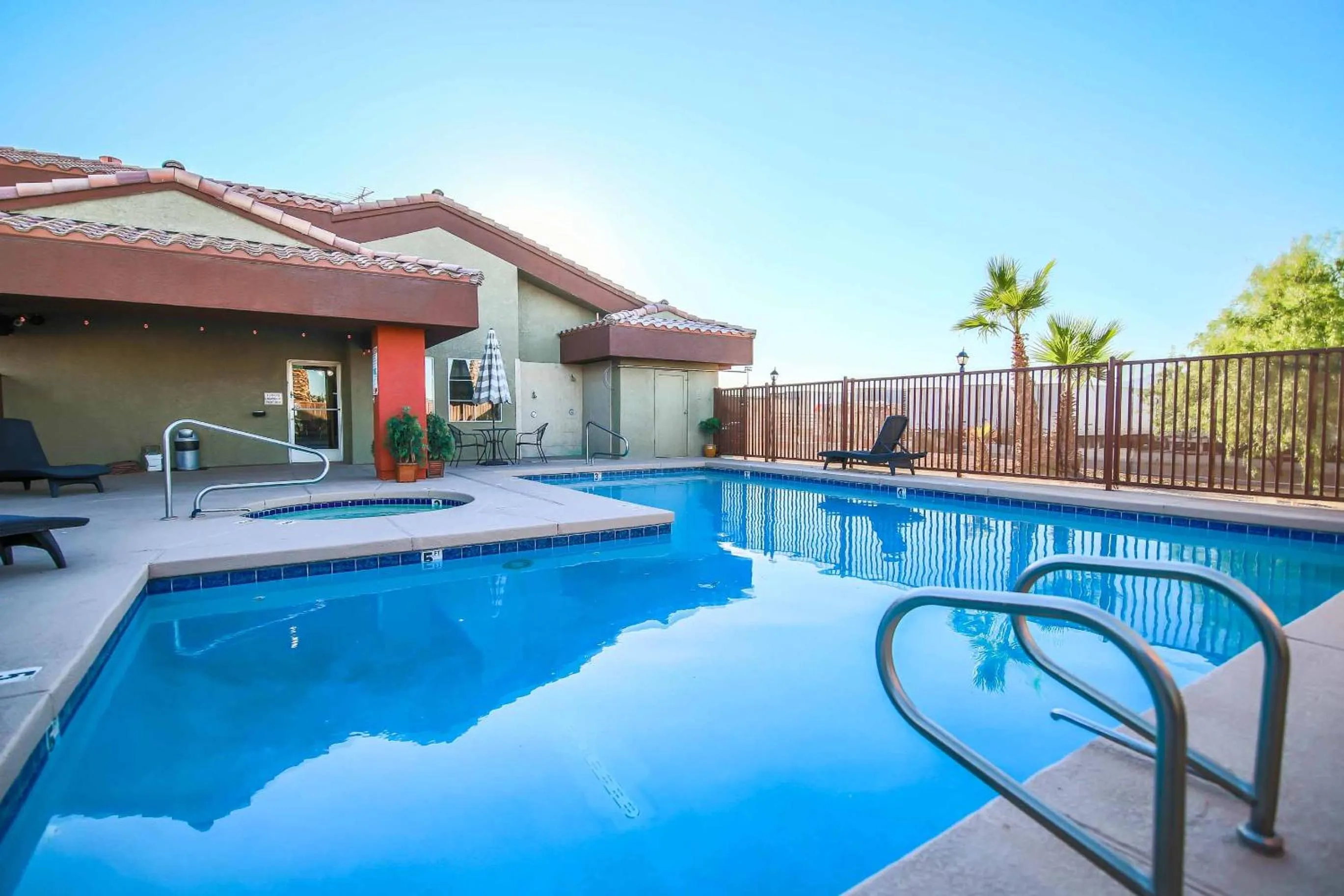Swimming pool in Sunrise Inn