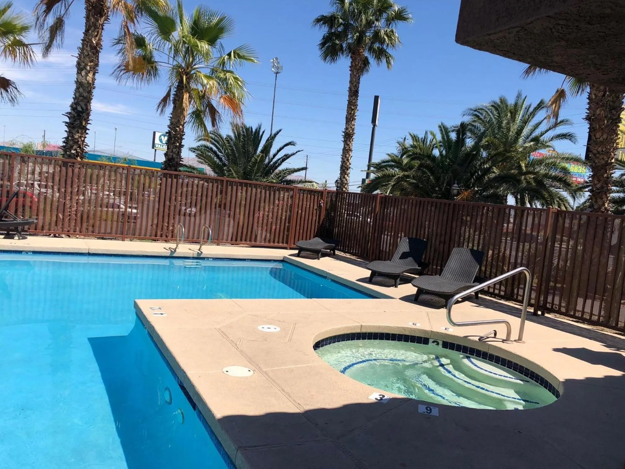 Swimming pool in Sunrise Inn