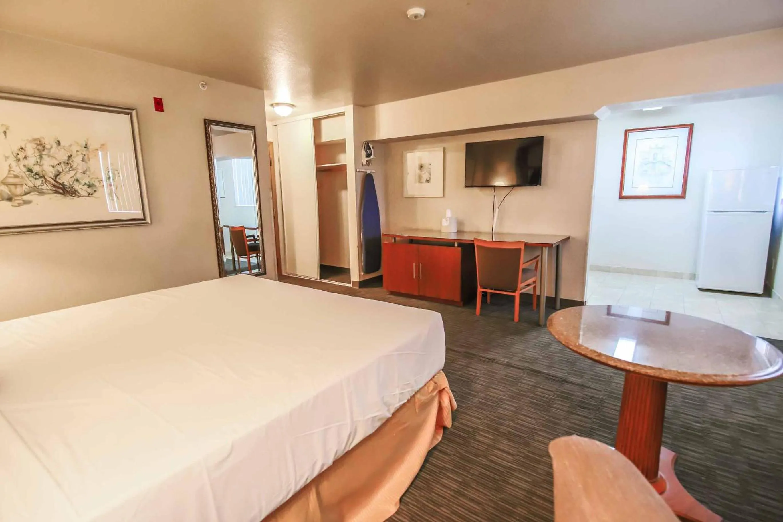 Photo of the whole room, Bed in Sunrise Inn