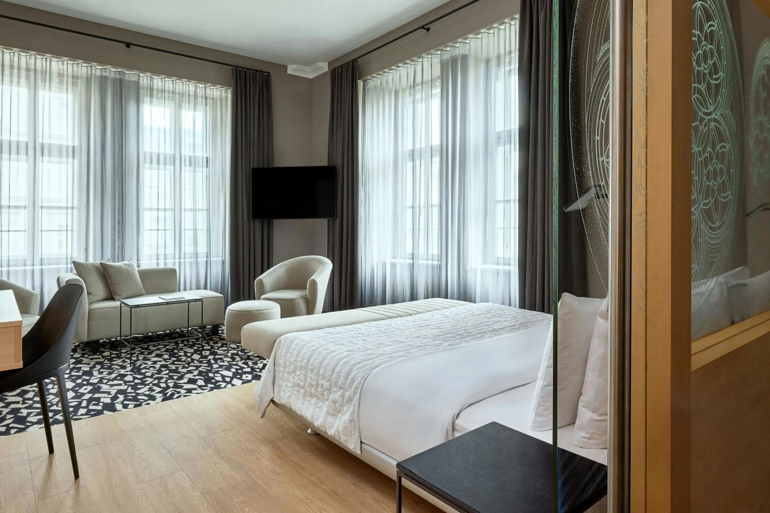 Photo of the whole room, Bed in Le Méridien Vienna
