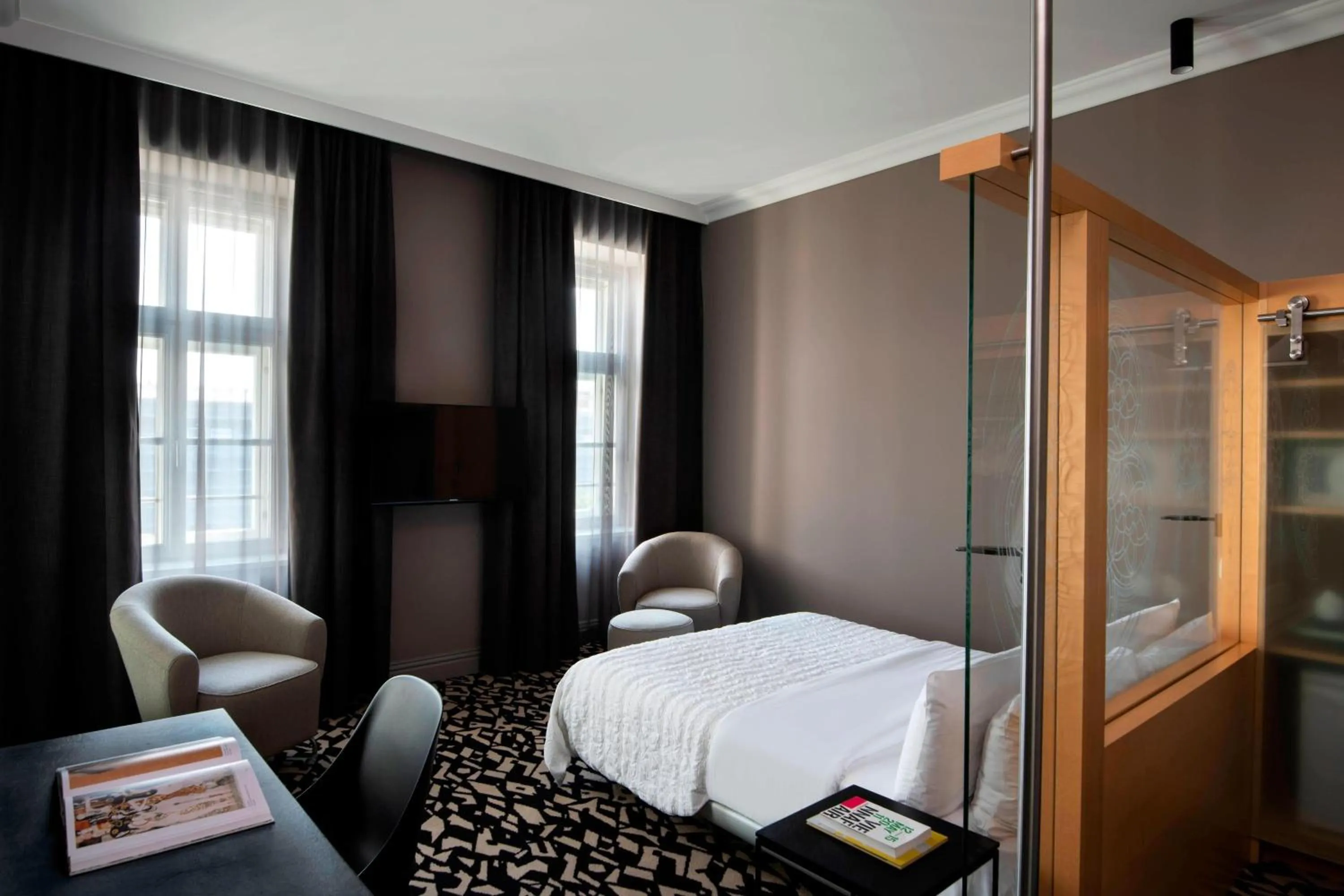 Photo of the whole room, Bed in Le Méridien Vienna