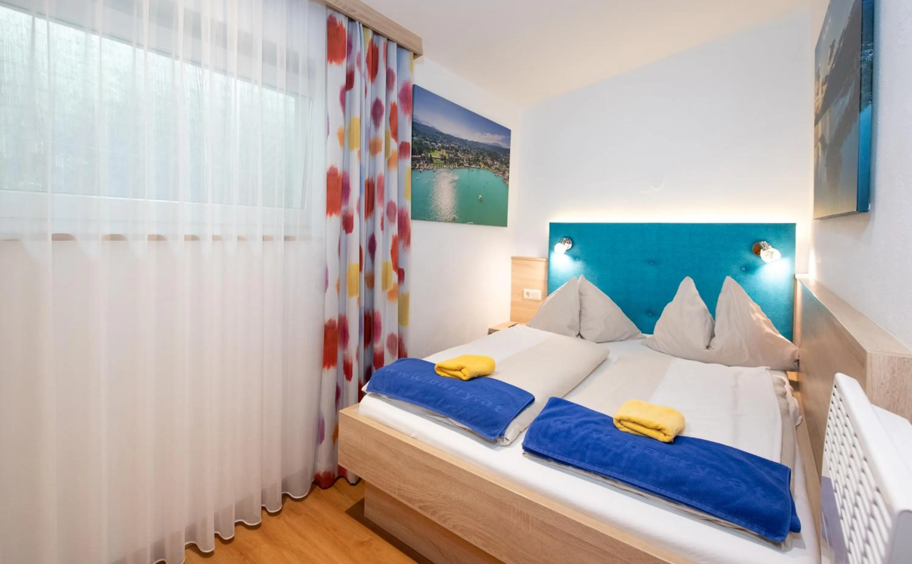 Bedroom, Bed in Barry Memle Directly at the Lake