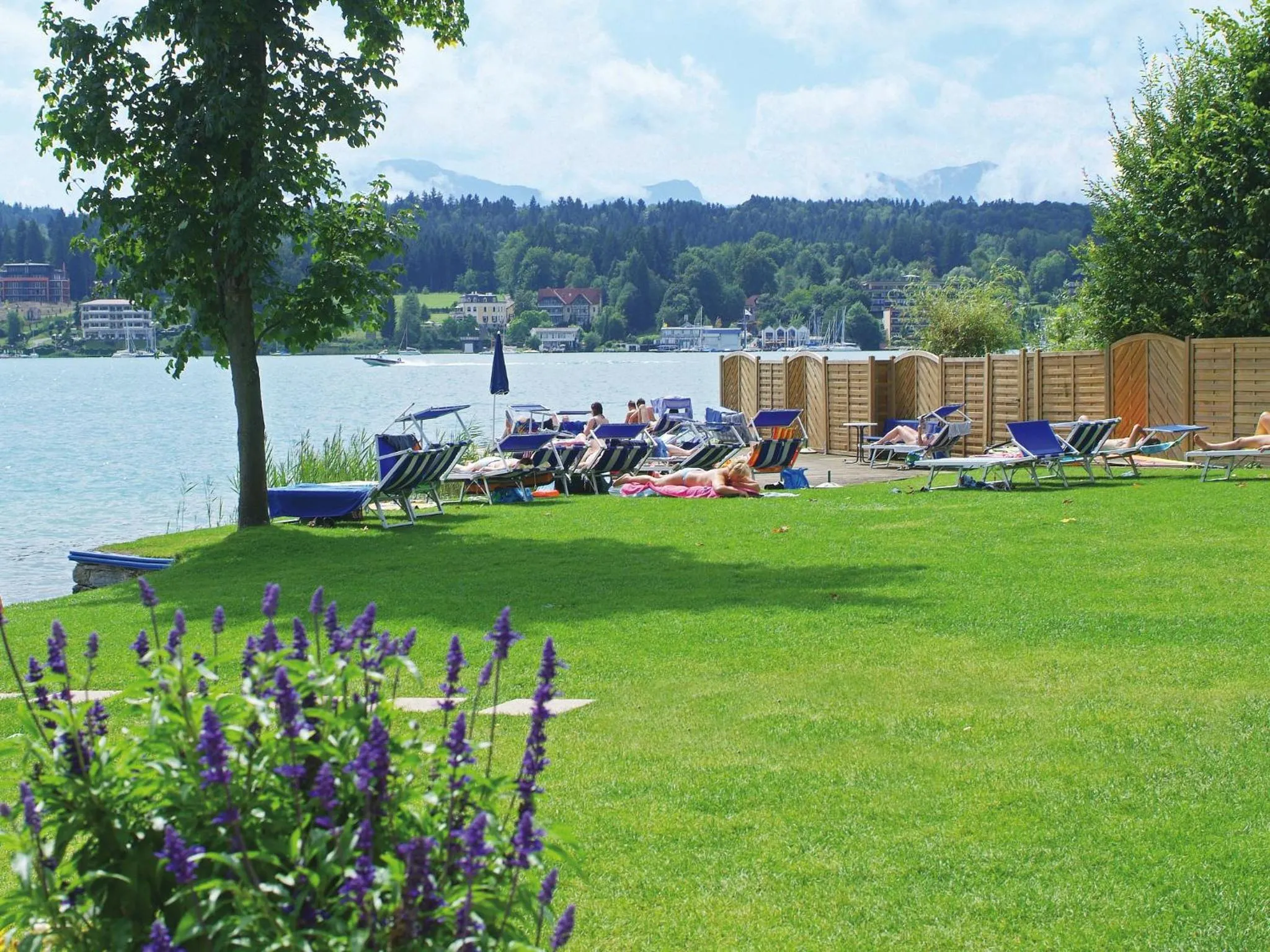 Beach in Barry Memle Directly at the Lake