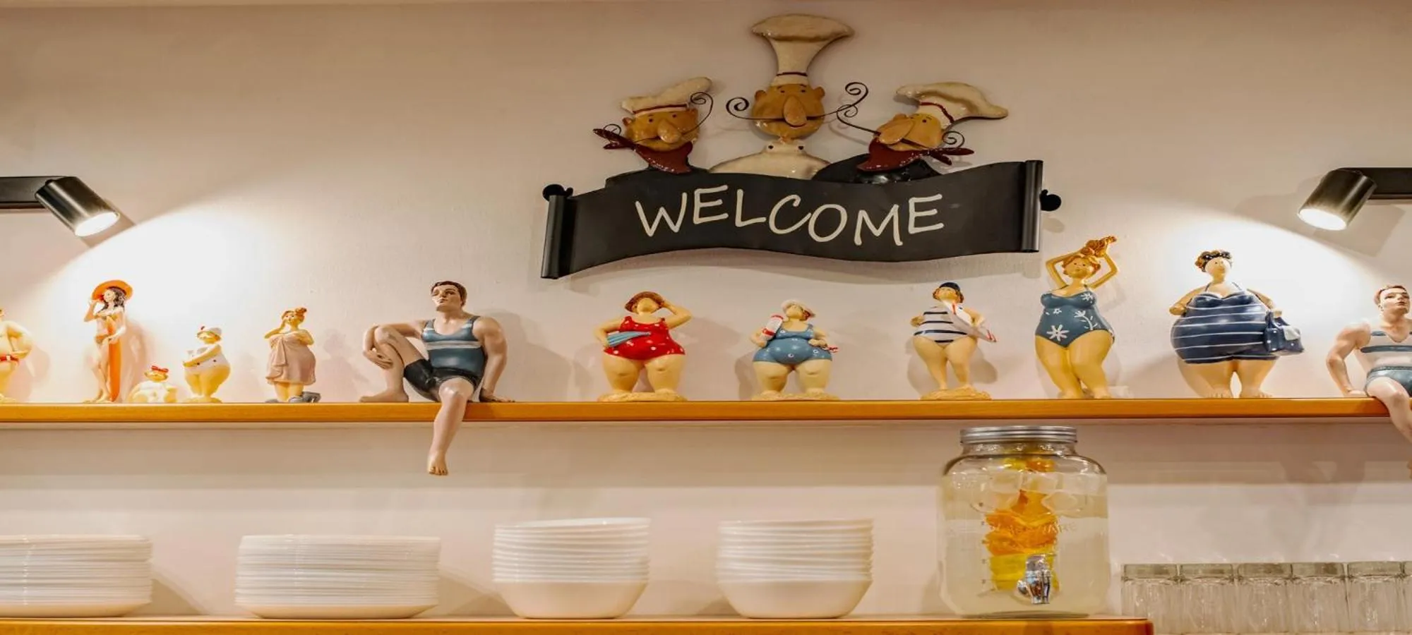 Buffet breakfast in Barry Memle Directly at the Lake