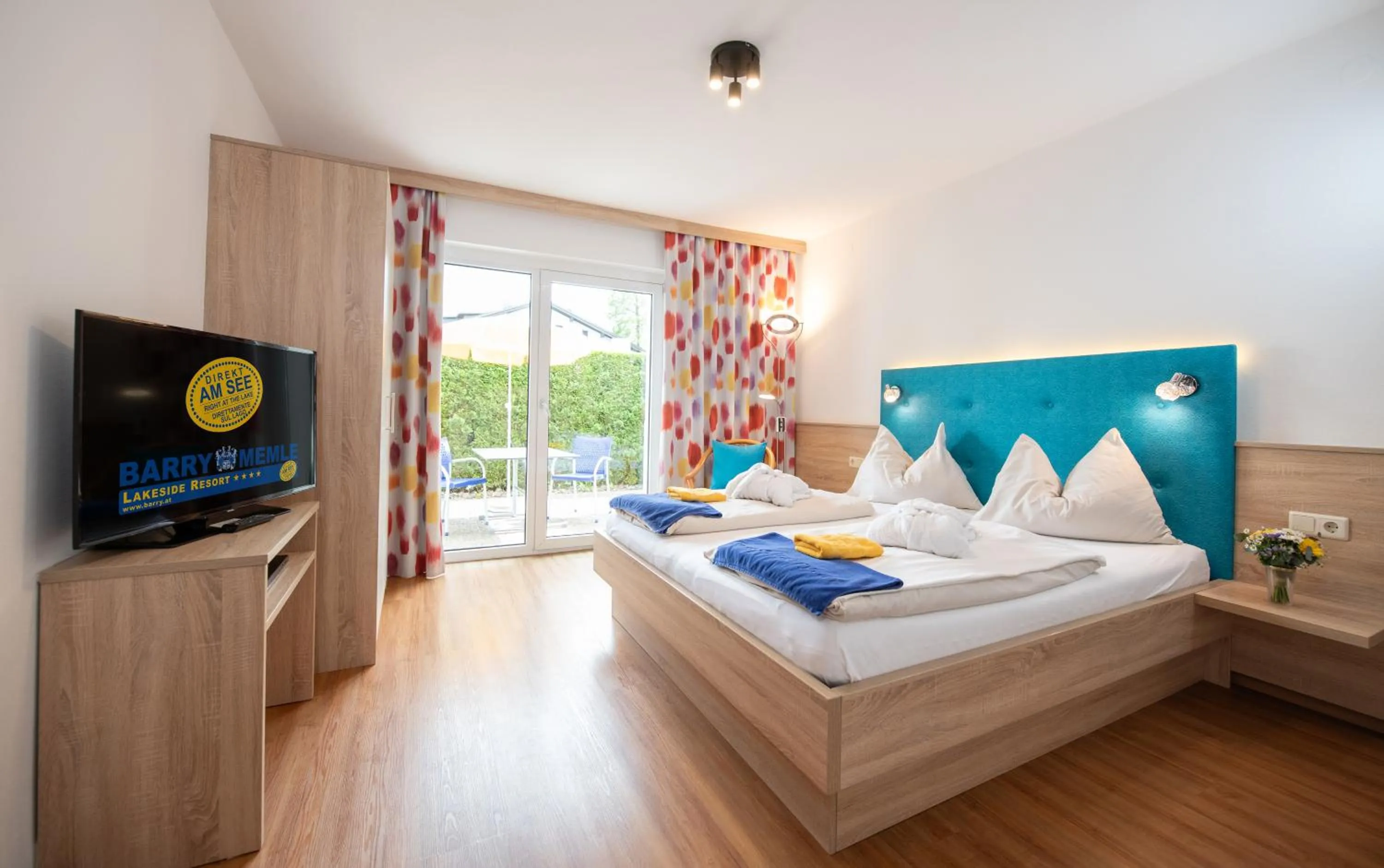 Bedroom, Bed in Barry Memle Directly at the Lake