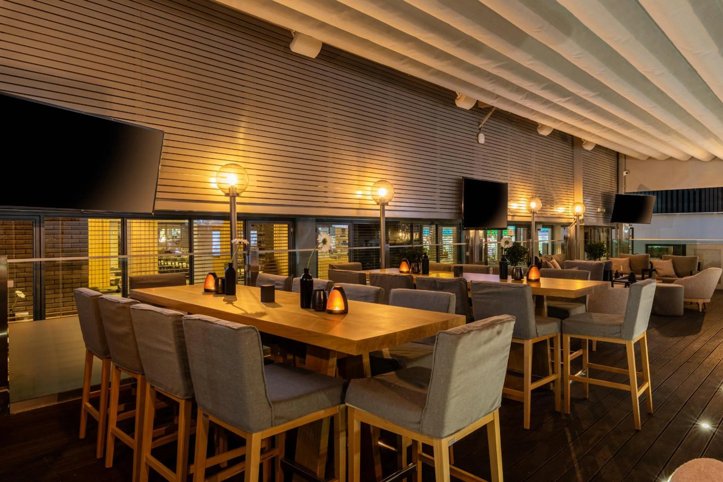 Restaurant/places to eat in Liquid Hotel Apartments