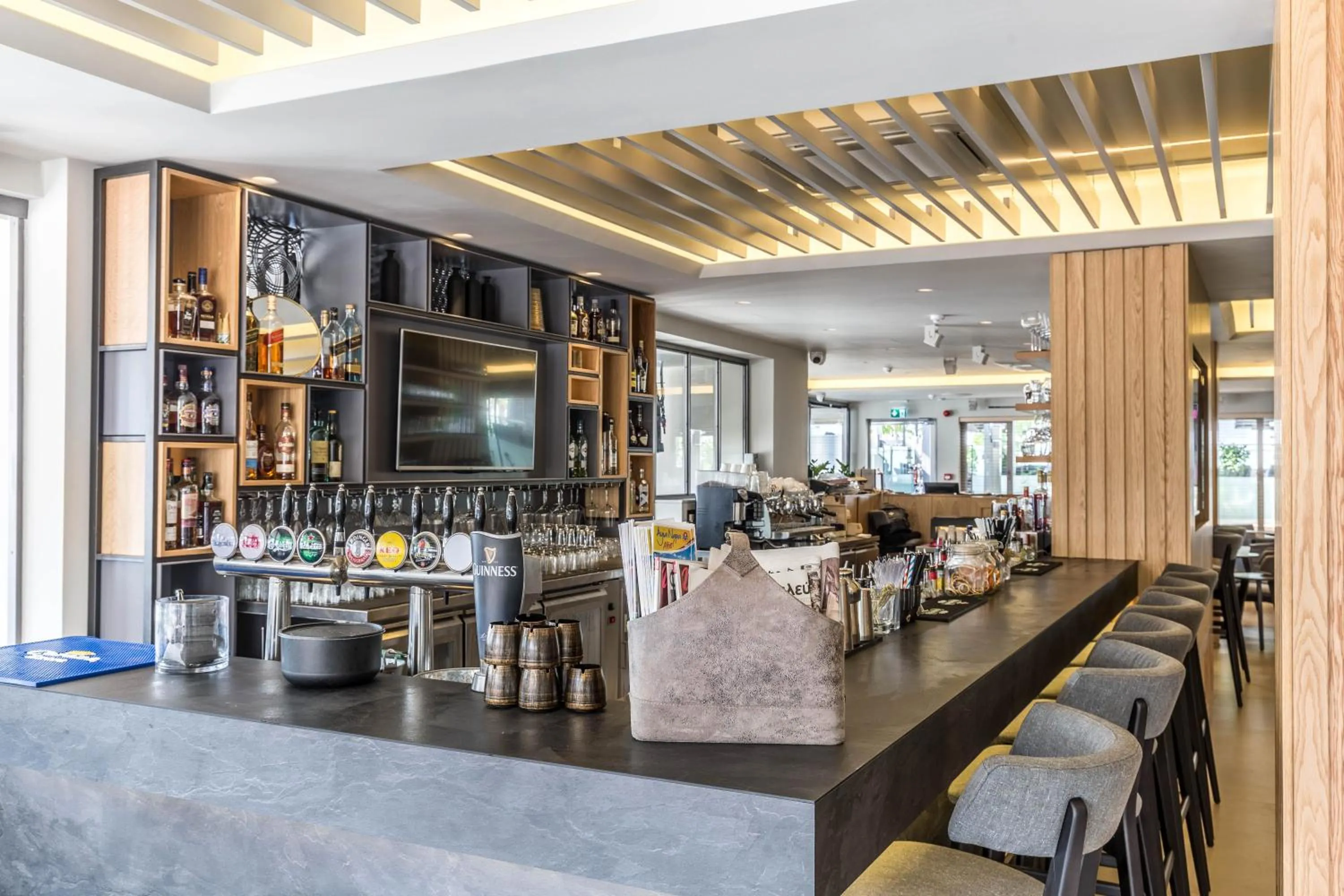 Restaurant/places to eat in Liquid Hotel Apartments