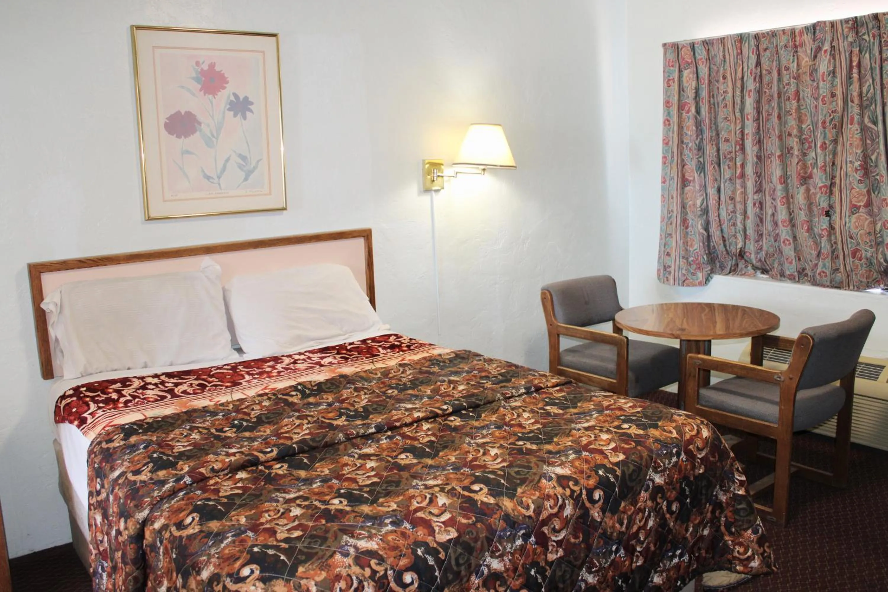 Photo of the whole room, Bed in Economy Inn