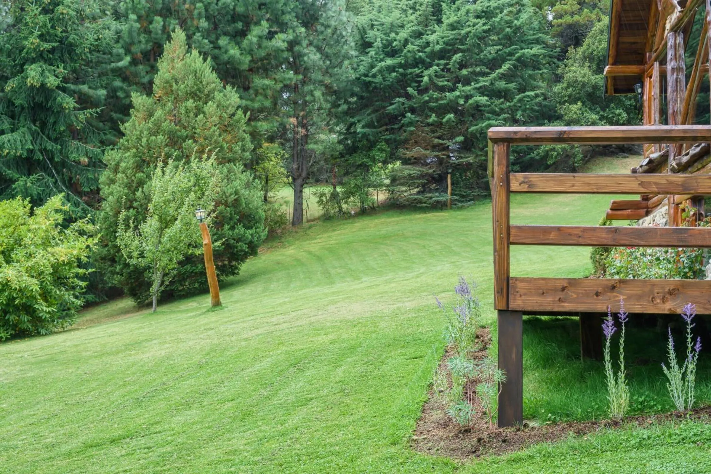 Garden in Cabañas Villa Labrador con costa de lago