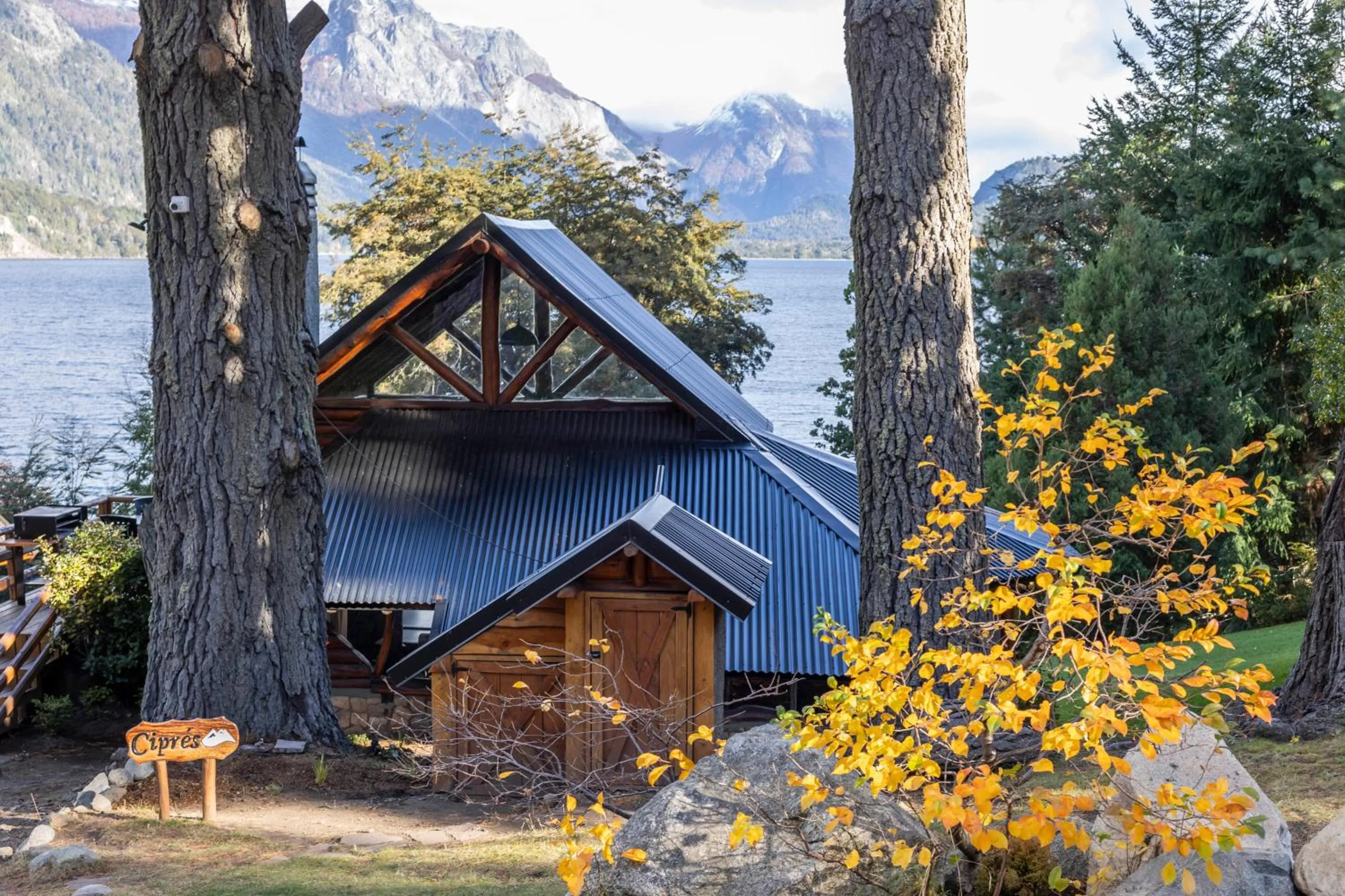 Mountain view in Cabañas Villa Labrador con costa de lago