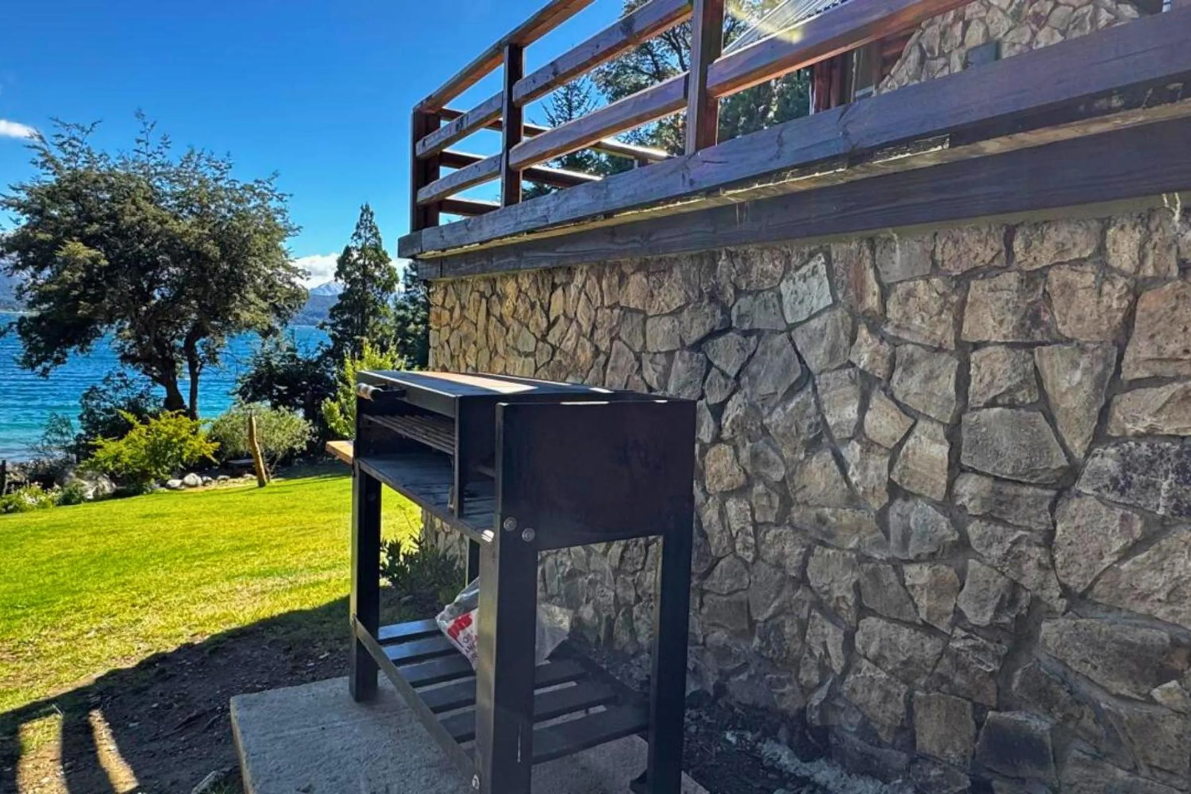 BBQ facilities in Cabañas Villa Labrador con costa de lago